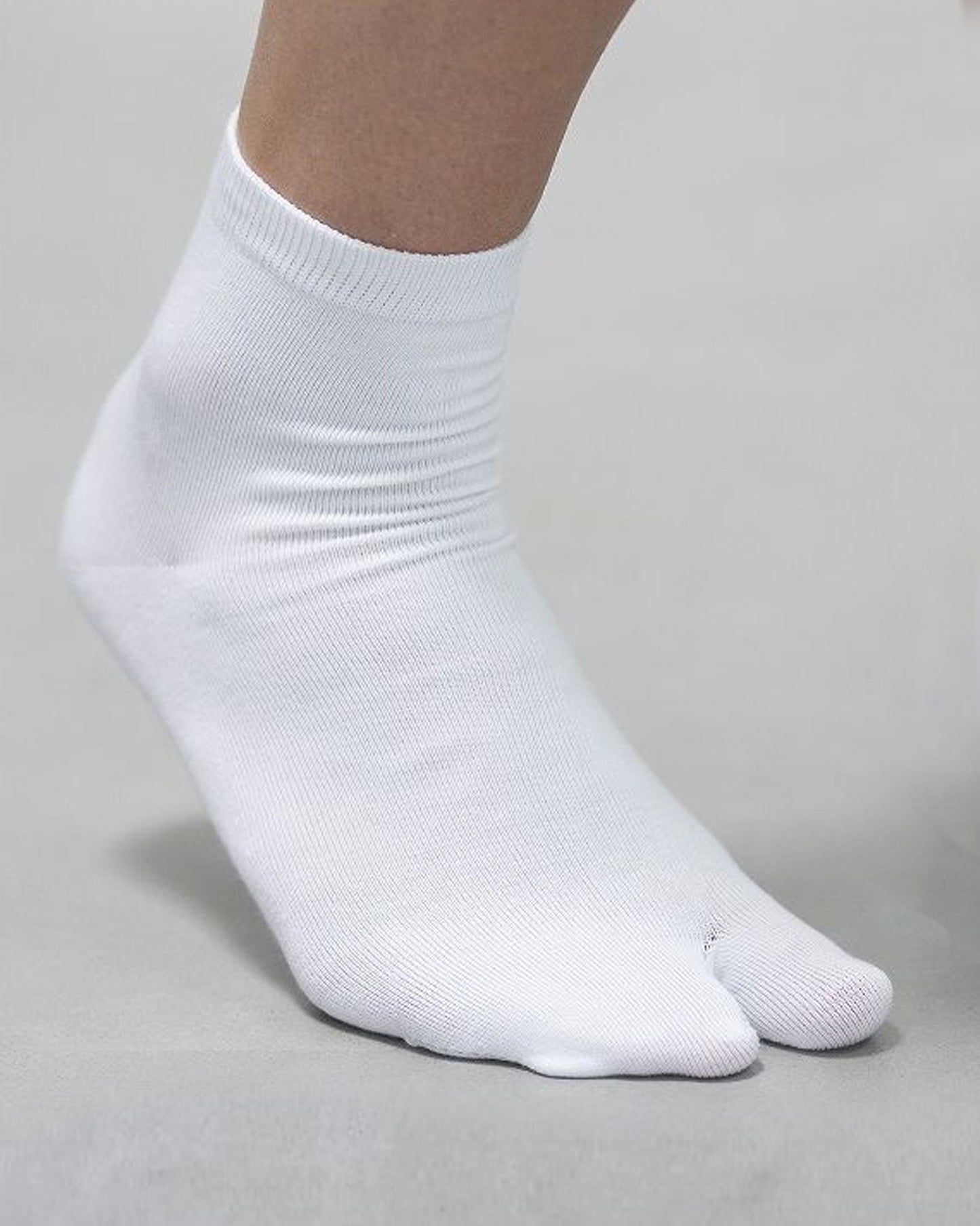 Bonnie Doon BN062061 Big Toe Sock - white cotton ankle socks with individual toe, available in men and women. Perfect for tabi shoes.