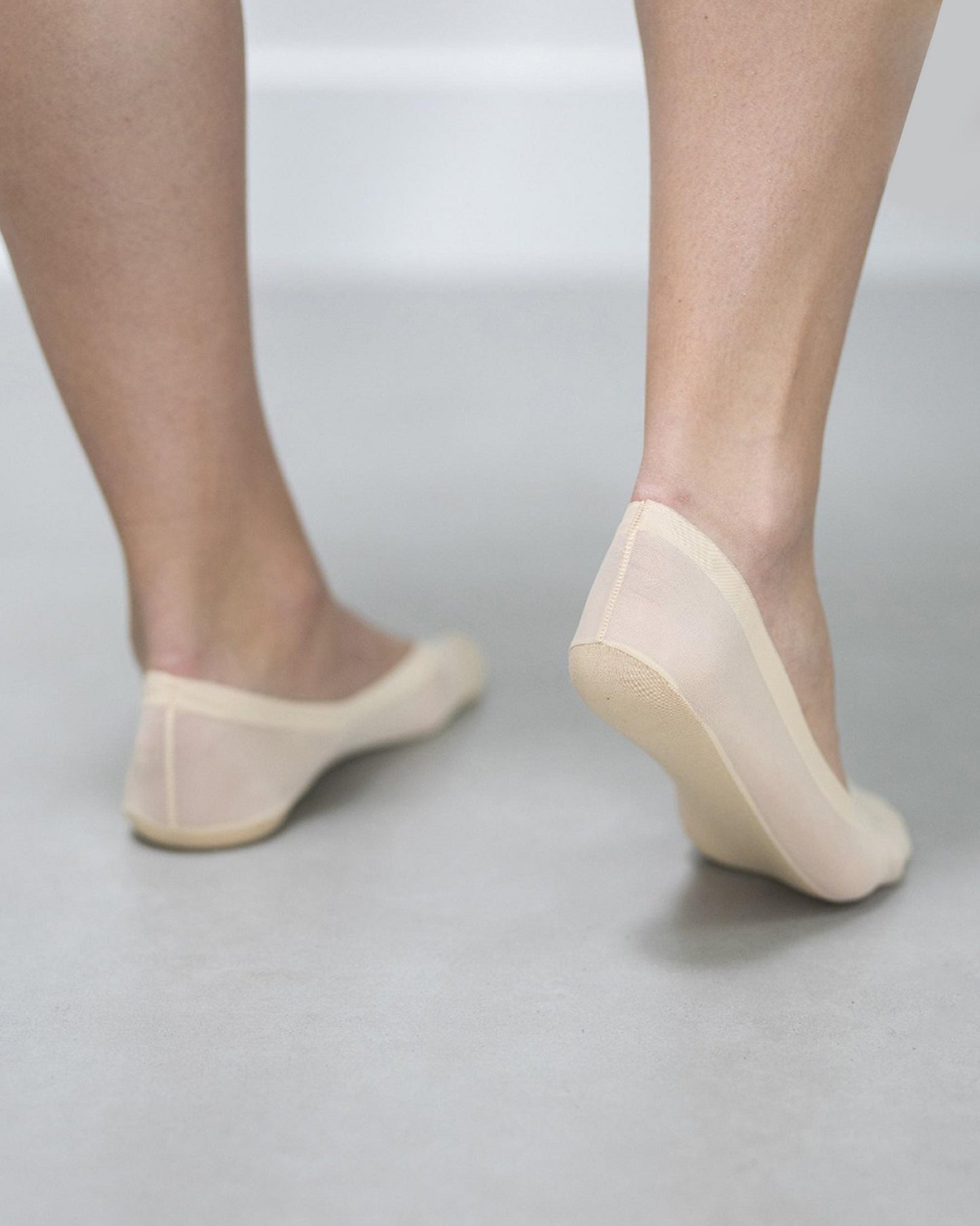 Bonnie Doon Sheer Liner - extra low-cut invisible socks / footies made of thin transparent material is finished with an ultra-flat seam on the top.