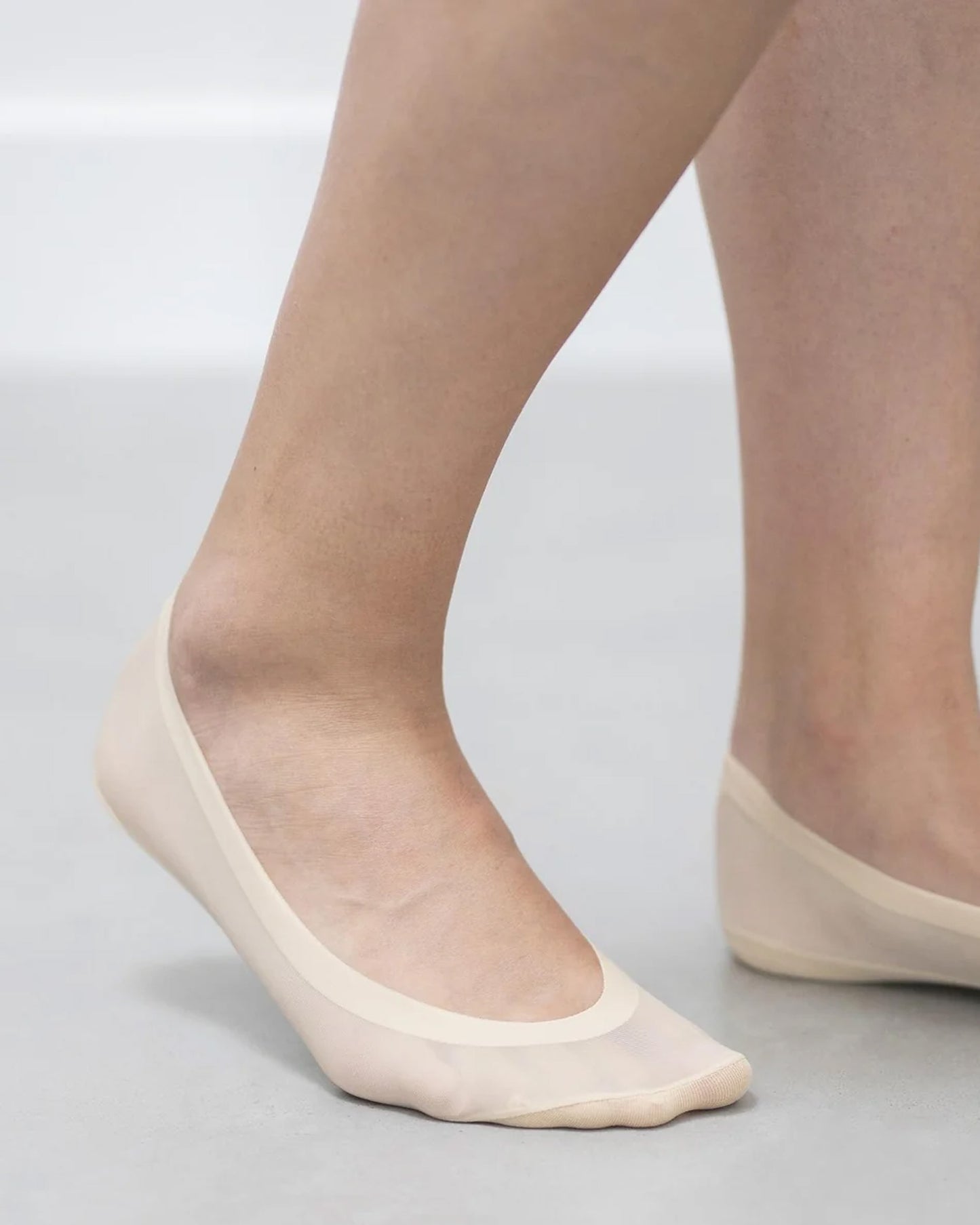 Bonnie Doon Sheer Liner - extra low-cut invisible socks / footies made of thin transparent material is finished with an ultra-flat seam on the top.