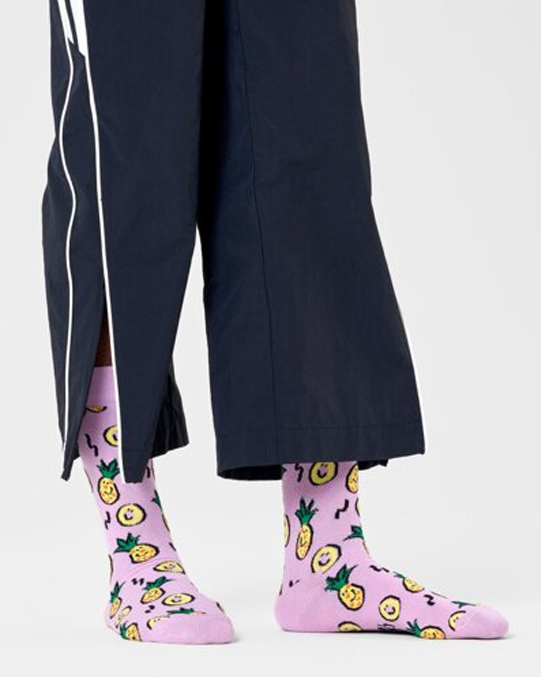 Happy Socks P000718 Pineapple Sock - Light lilac cotton crew length ankle socks with an all over pattern of smiling cartoon pineapples in shades of yellow, green and black.