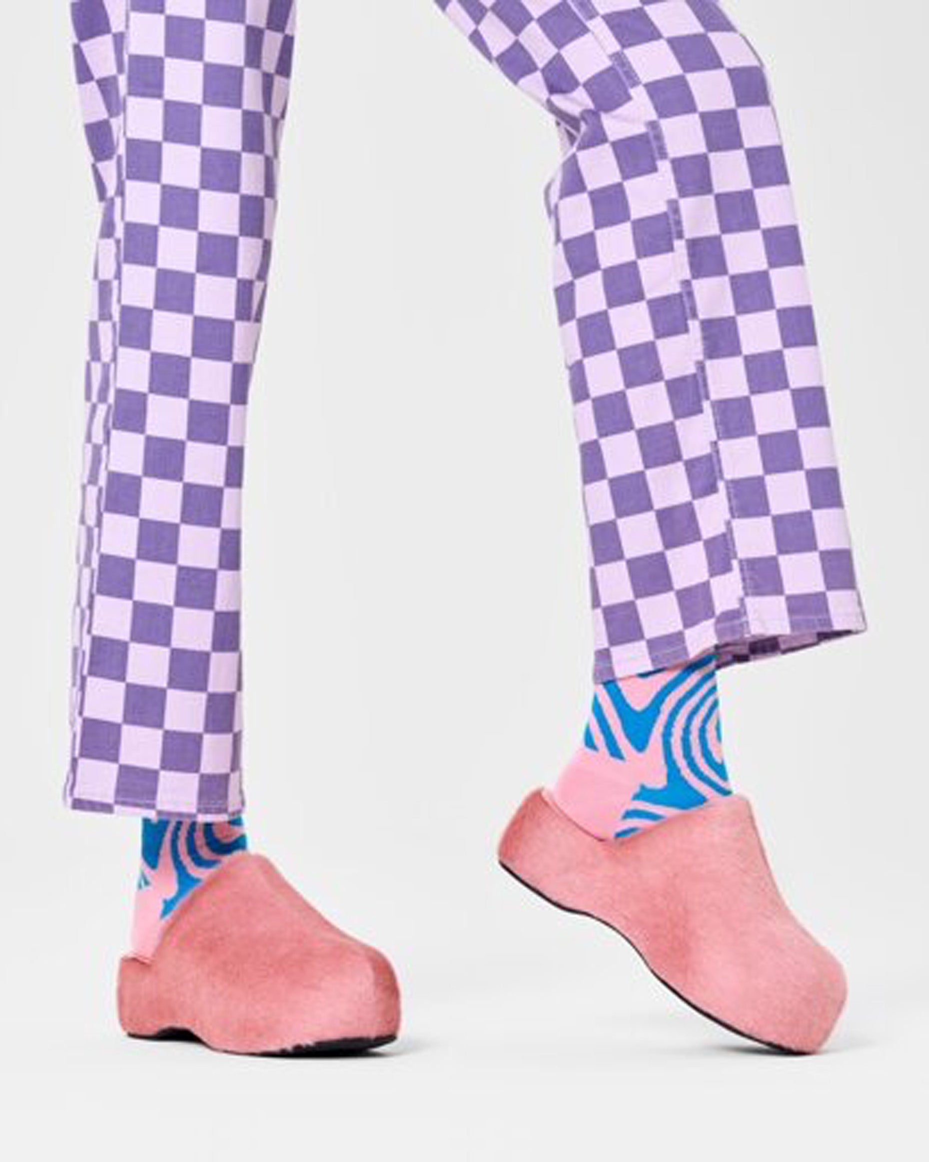 Happy Socks P000736 Dizzy Socks - Light pale pink cotton crew length ankle socks with a swirling psychedelic style linear pattern in blue.