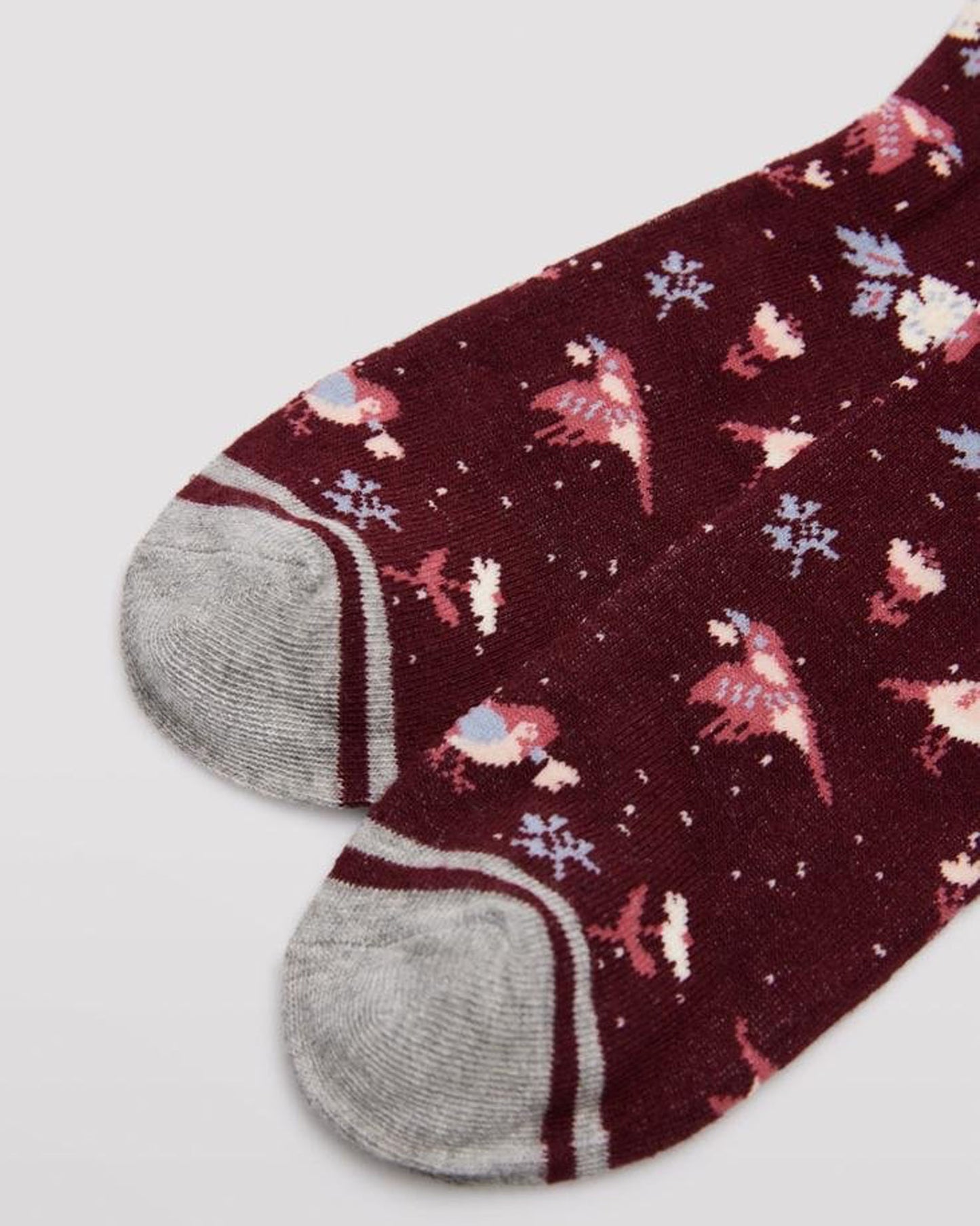 Ysabel Mora 12212 Birds & Flowers Socks - Wine crew length cotton ankle socks with an all over pattern of birds, flowers and spots in shades of dirty pink, pale blue and white, light grey flat toe seam. Toe detail.