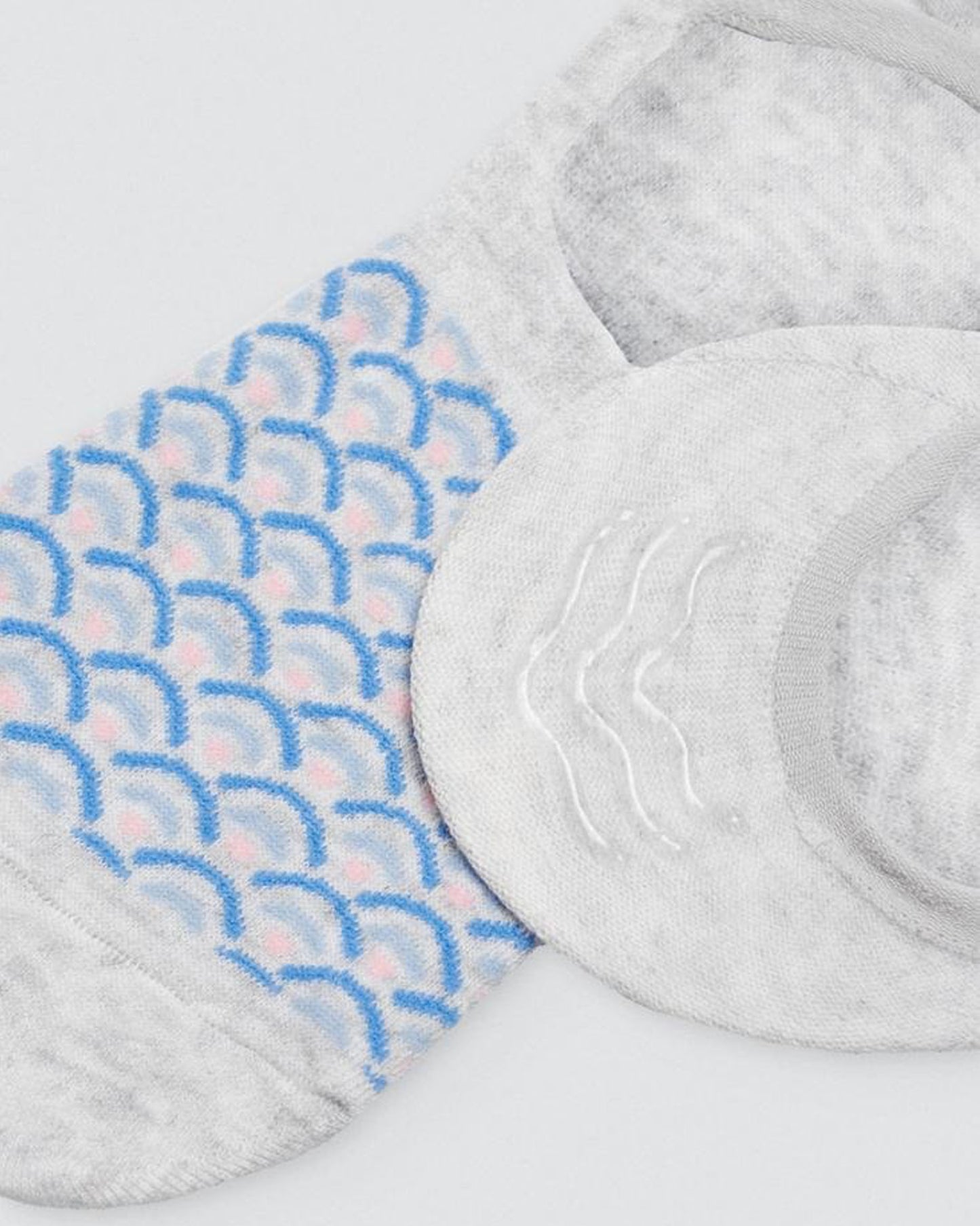 Ysabel Mora Fish Scale Shoe Liners - Light fleck grey no show shoe liner socks with a blue and light pink fish scale style pattern and three strips of silicone on the heel. Close up detail.