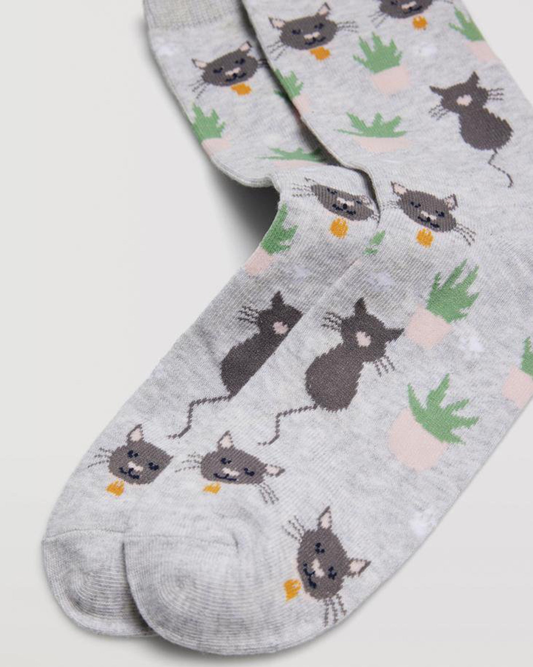 Ysabel Mora 12874 Cat & Houseplant Sock - Light grey cotton crew socks with a grey cat and houseplant pattern, shaped heel, flat toe seam.