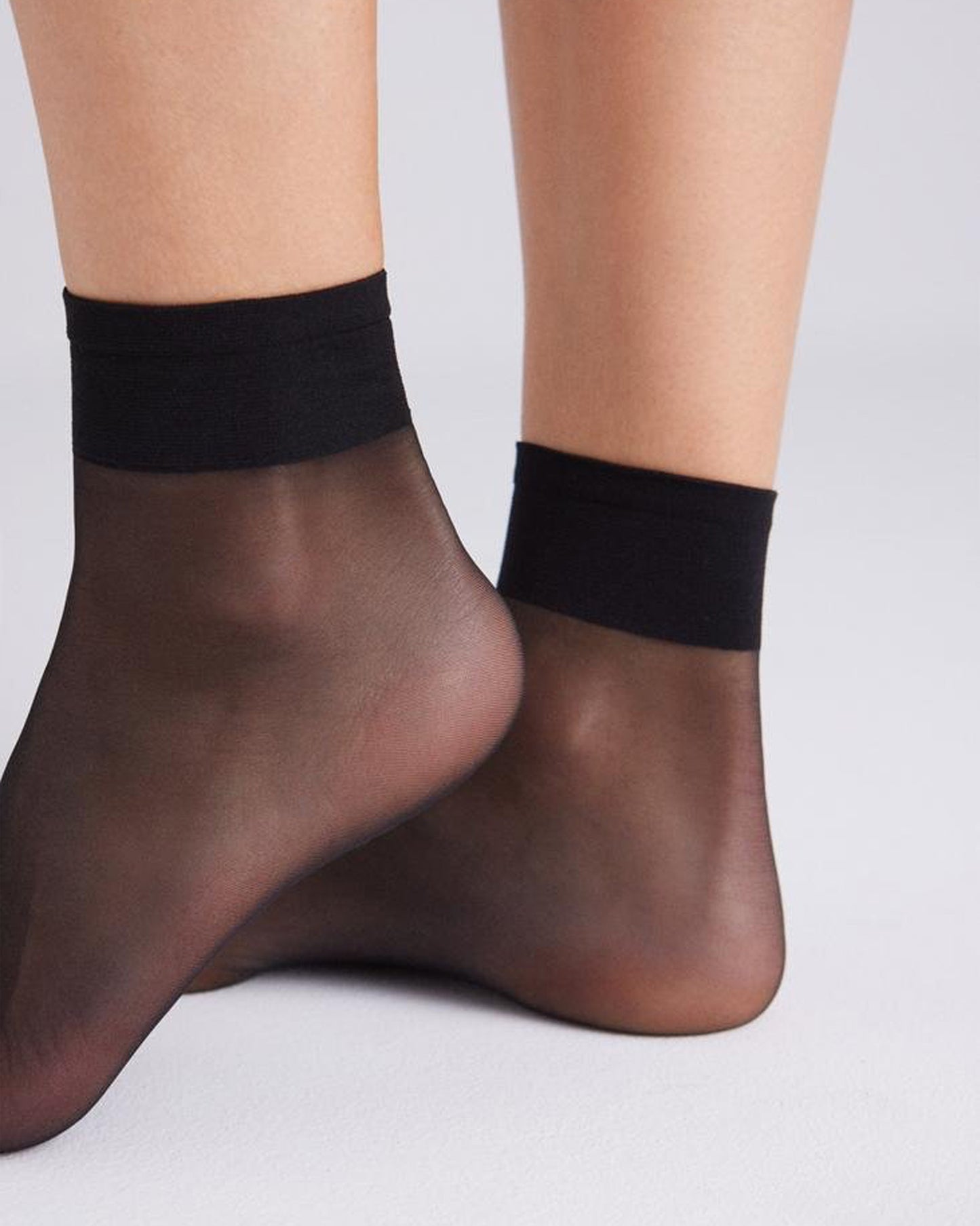 Ysabel Mora - 15156 Tobillero 10 Den - classic sheer black ankle socks. Close up detail of cuff.