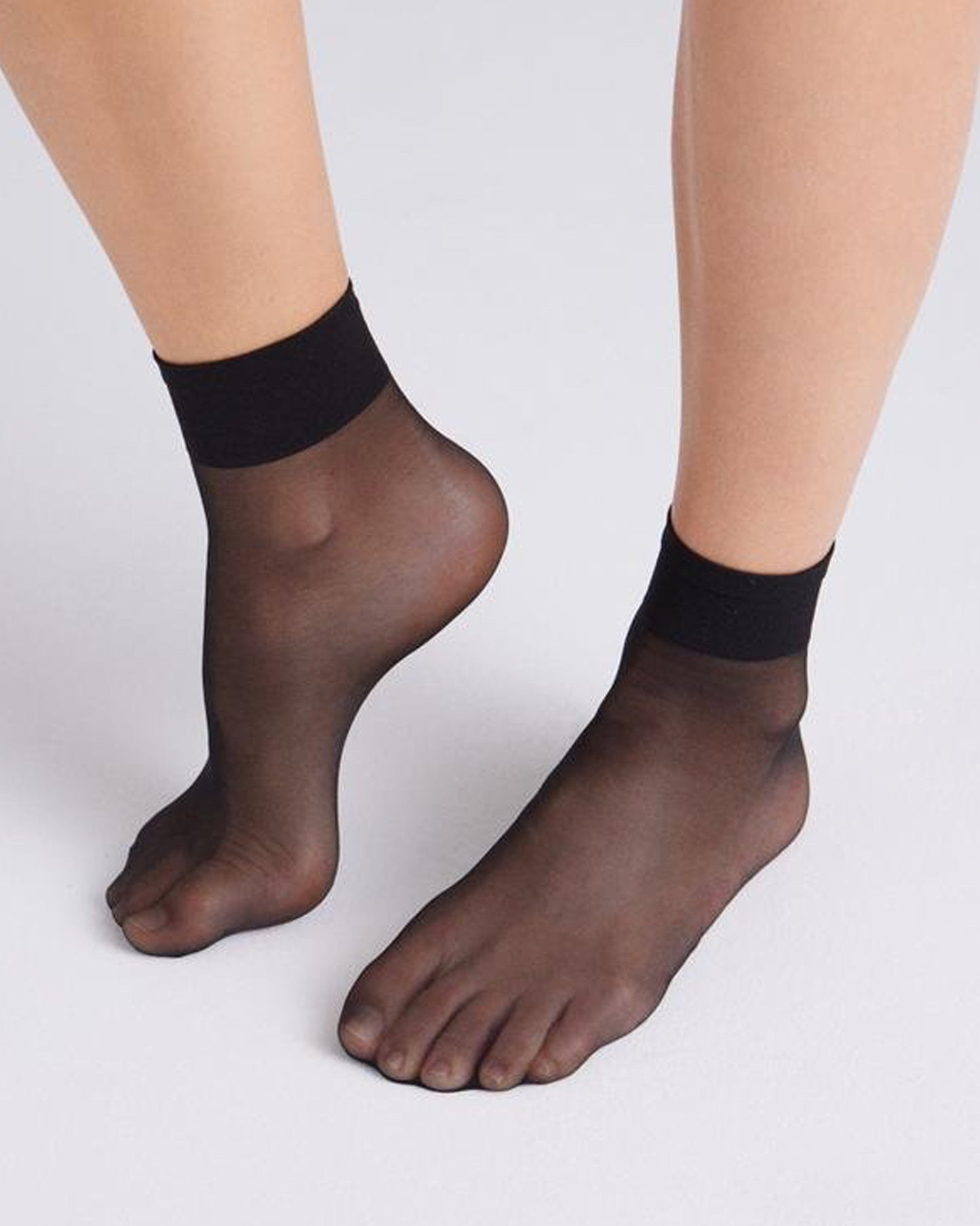 Ysabel Mora - 15156 Tobillero 10 Den - classic sheer black ankle socks.