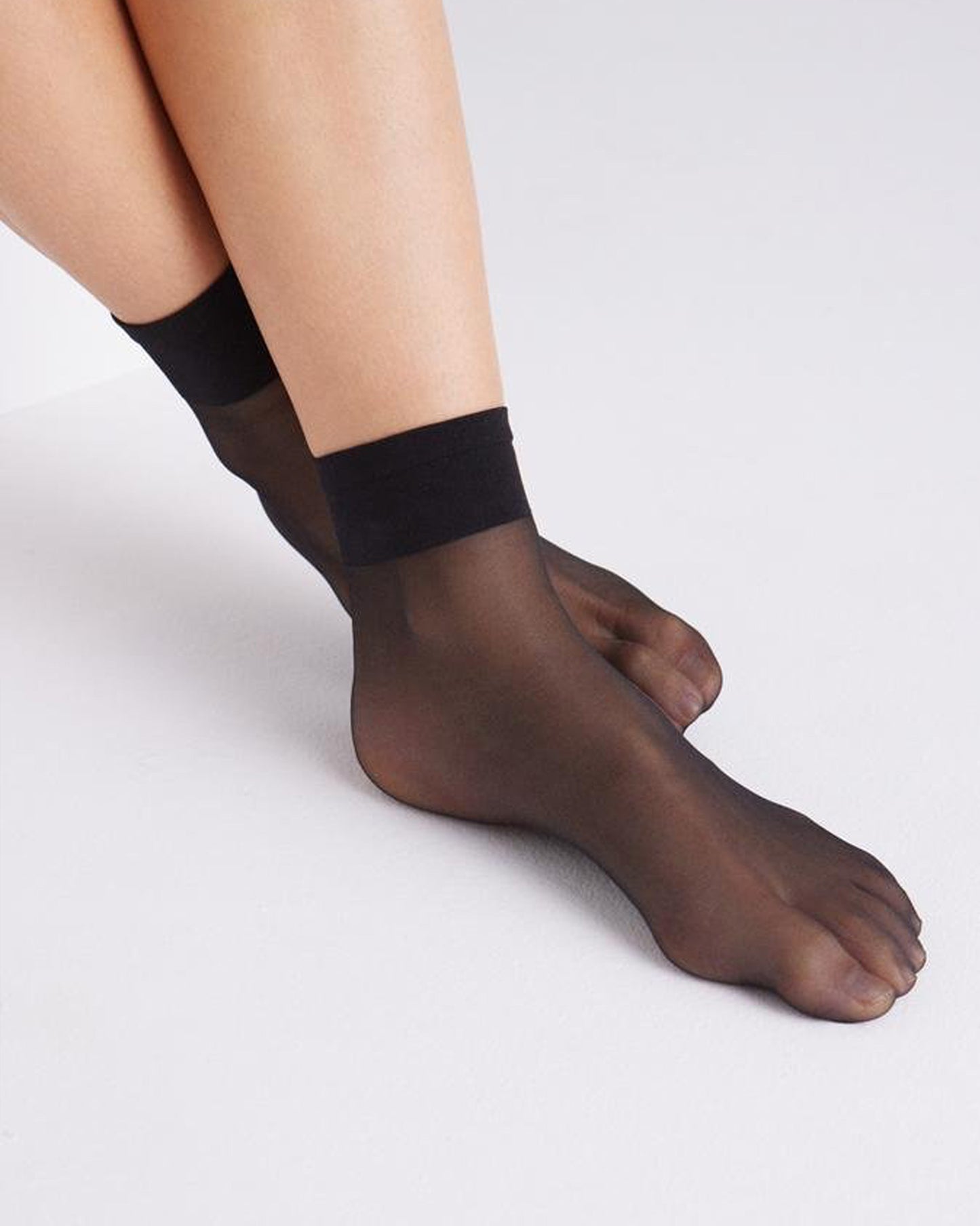 Ysabel Mora - 15156 Tobillero 10 Den - classic sheer black ankle socks.