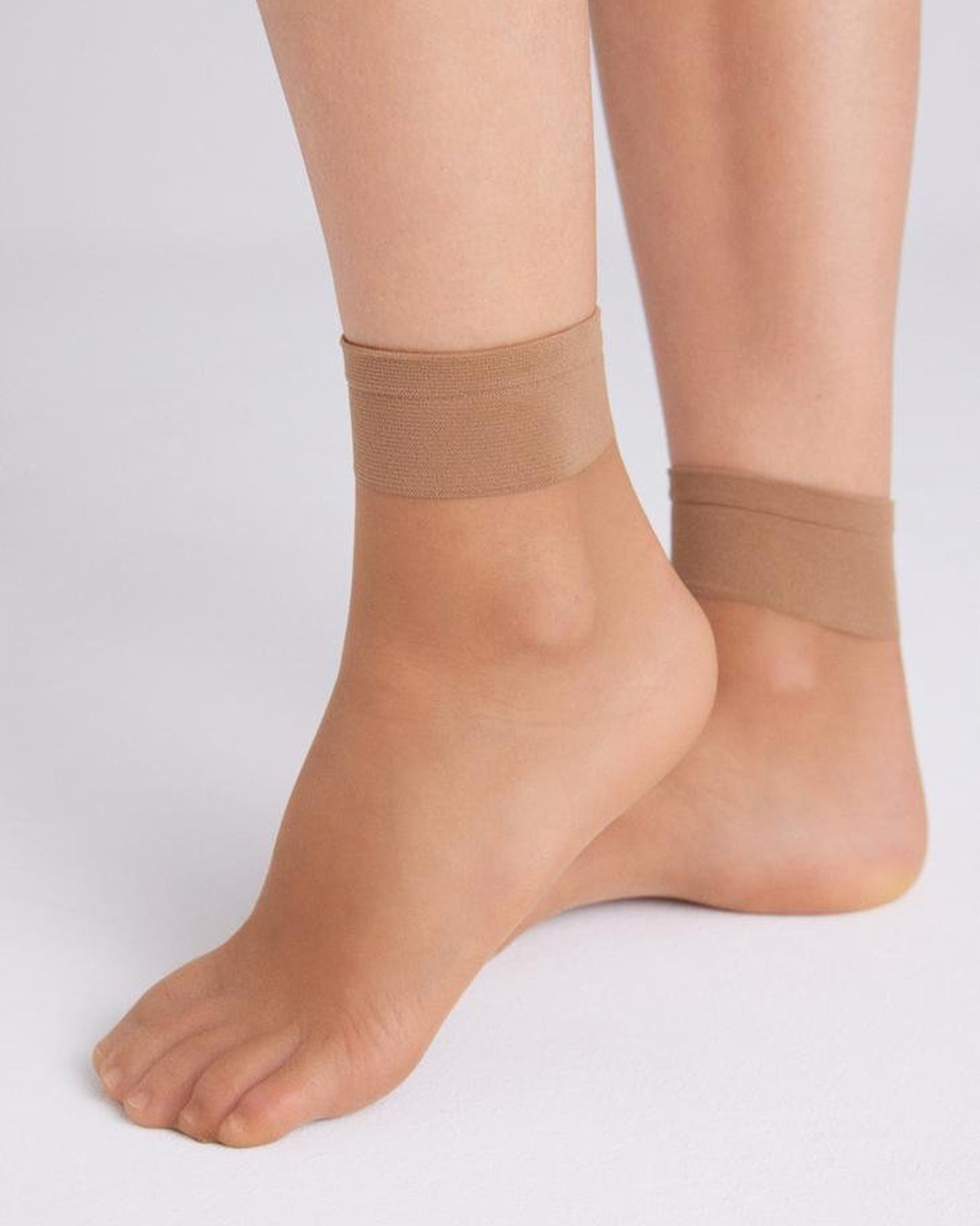 Ysabel Mora - 15156 Tobillero 10 Den - classic sheer tan ankle socks. Side view.