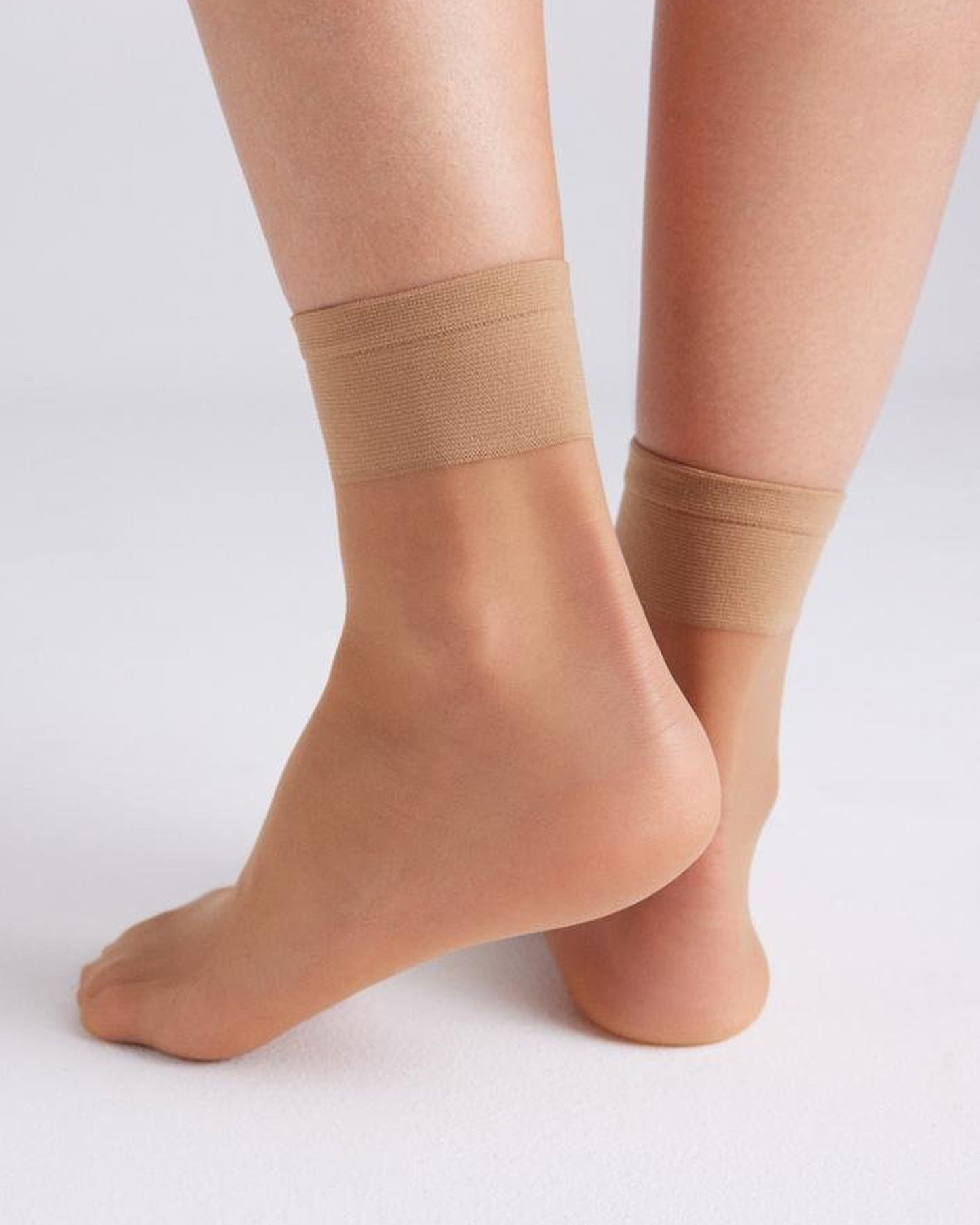Ysabel Mora - 15156 Tobillero 10 Den - classic sheer tan ankle socks. Back view.