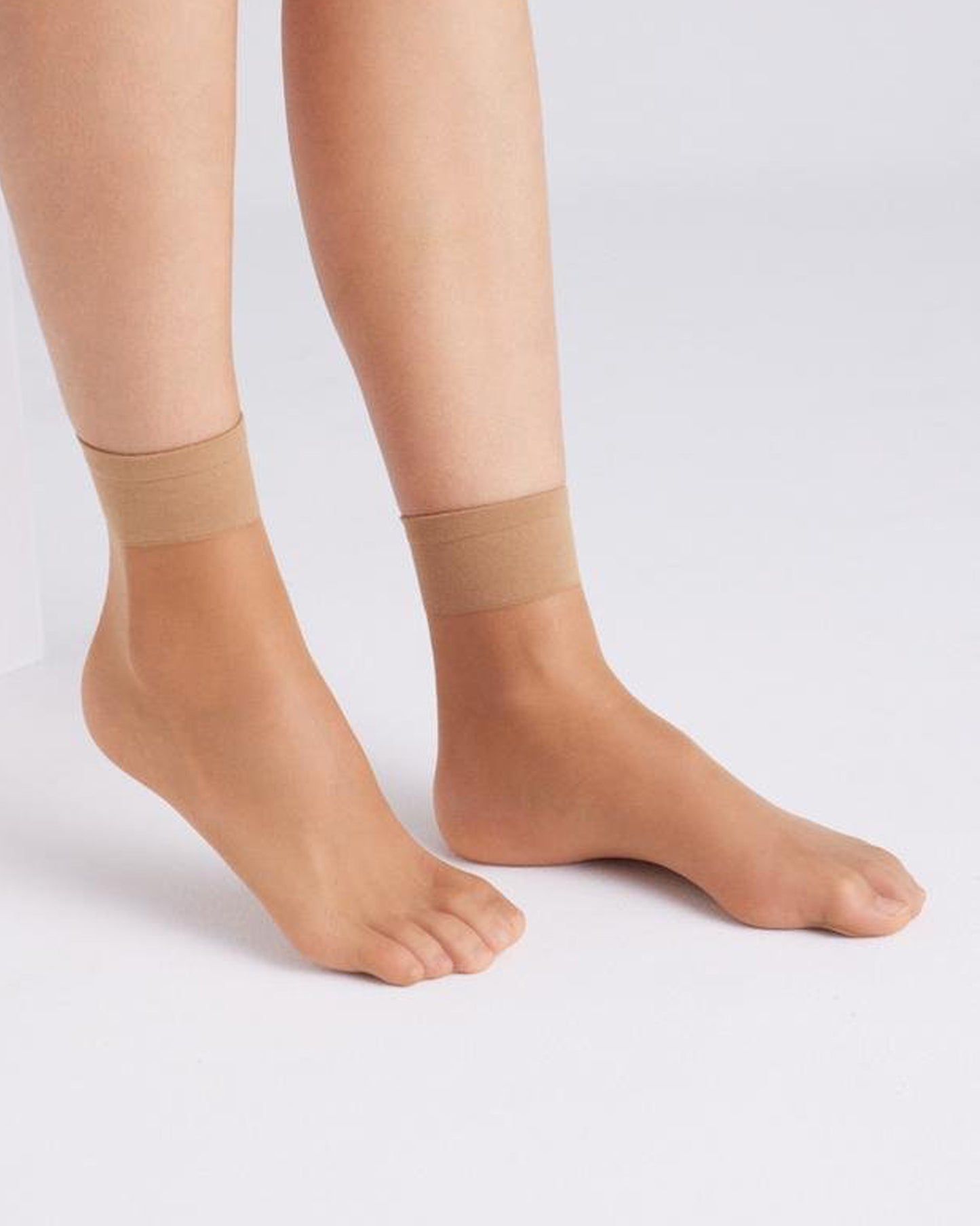 Ysabel Mora - 15156 Tobillero 10 Den - classic sheer tan ankle socks.