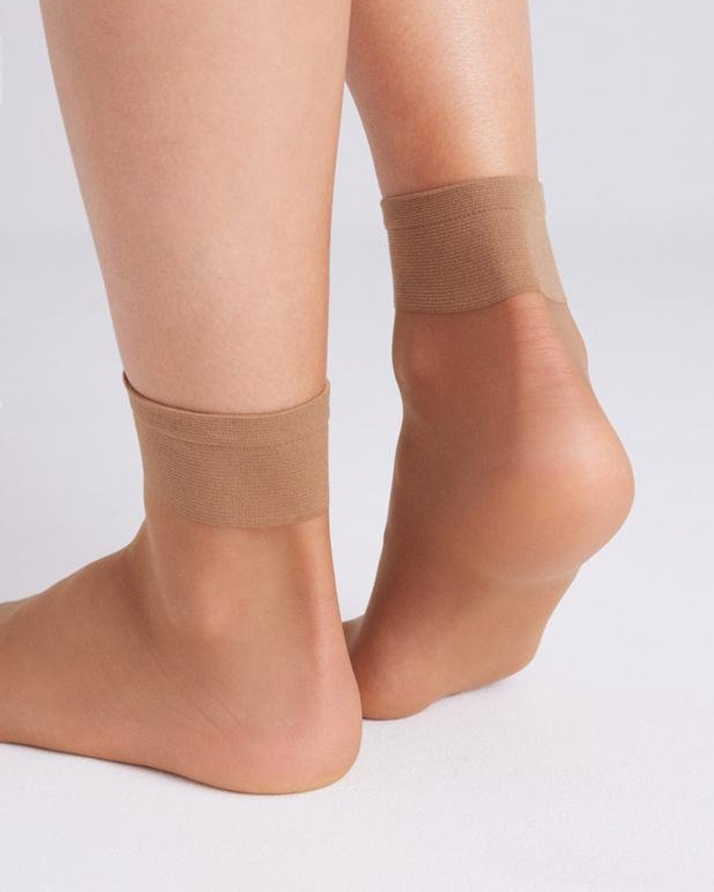 Ysabel Mora - 15156 Tobillero 10 Den - classic sheer tan ankle socks. Back view.