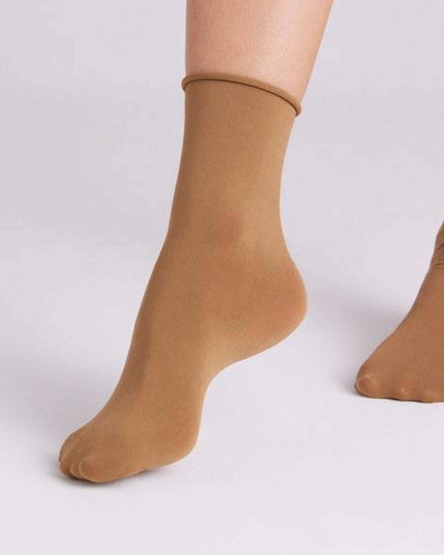 Ysabel Mora - 18124 Tobillero Sin Puno - Camel/beige 70 denier matte opaque no cuff ankle socks.