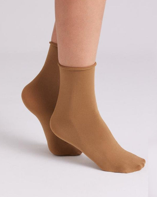 Ysabel Mora - 18124 Tobillero Sin Puno - Camel/beige 70 denier matte opaque no cuff ankle socks. Side view.