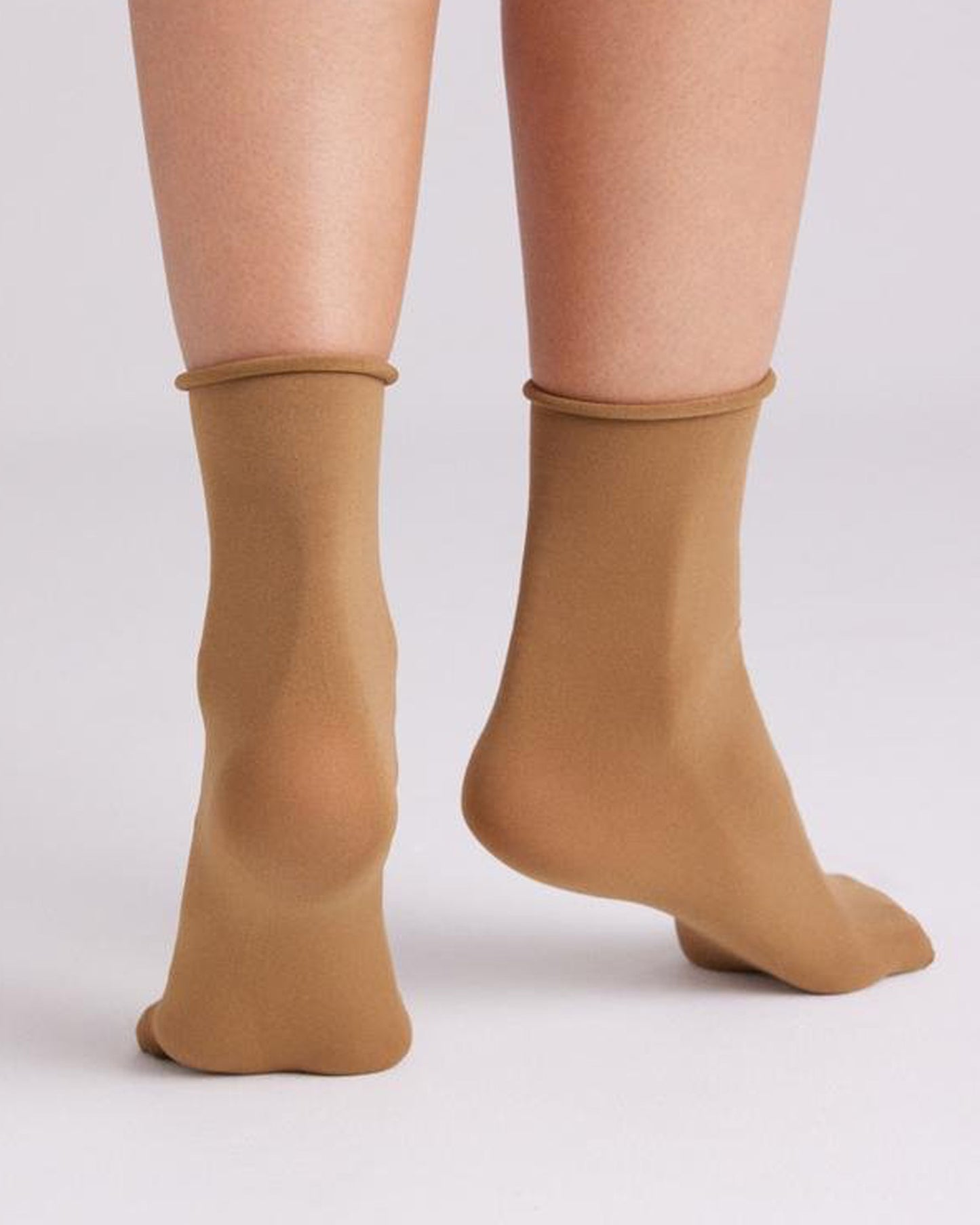 Ysabel Mora - 18124 Tobillero Sin Puno - Camel/beige 70 denier matte opaque no cuff ankle socks. Back view.