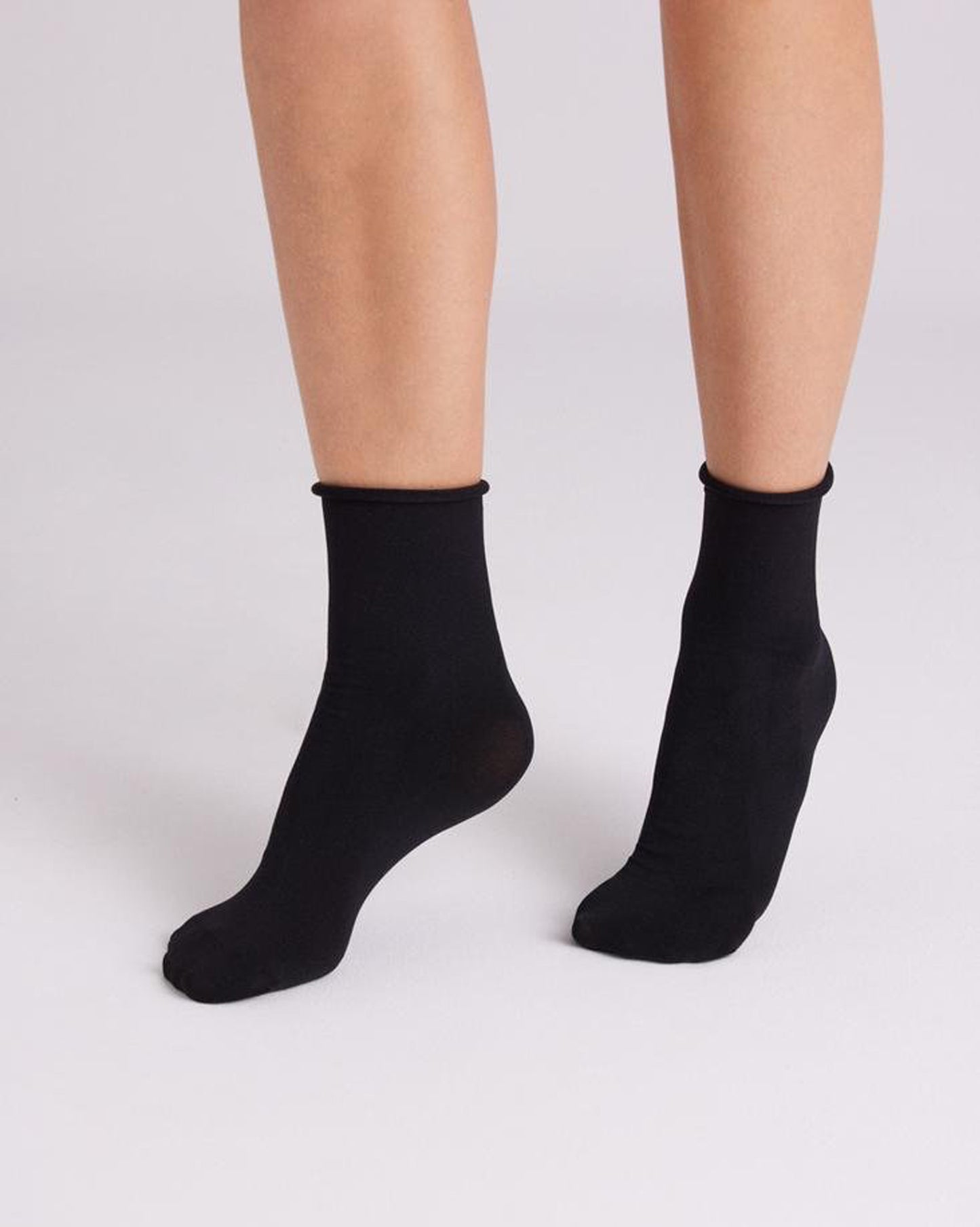 Ysabel Mora - 18124 Tobillero Sin Puno - Black 70 denier matte opaque no cuff ankle socks.