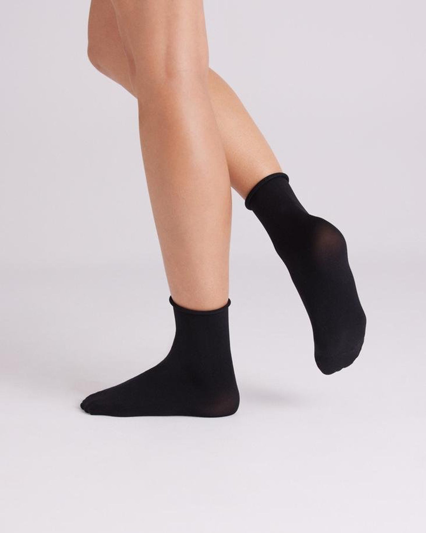Ysabel Mora - 18124 Tobillero Sin Puno - Black 70 denier matte opaque no cuff ankle socks.