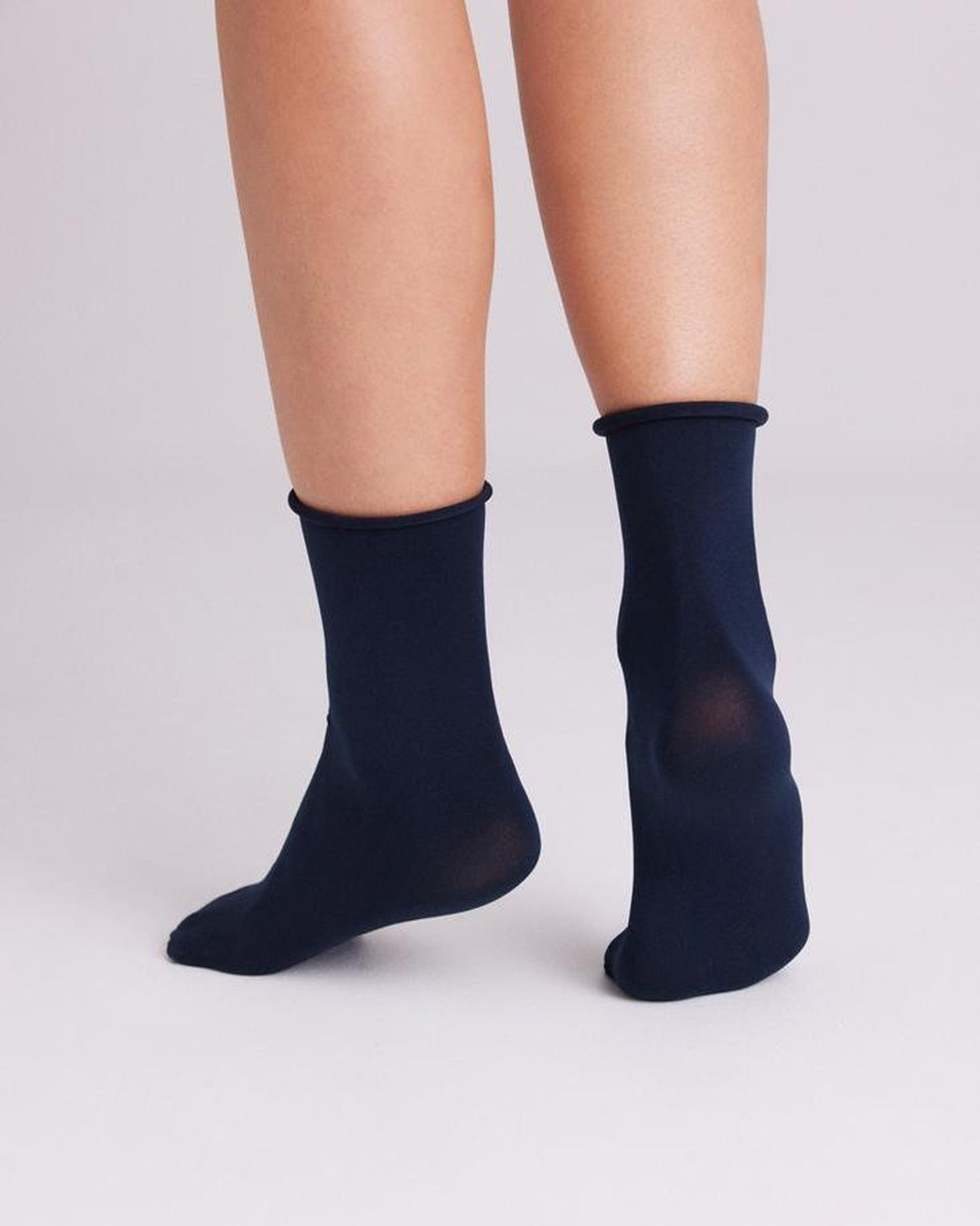 Ysabel Mora - 18124 Tobillero Sin Puno - Navy blue 70 denier matte opaque no cuff ankle socks. Back view.