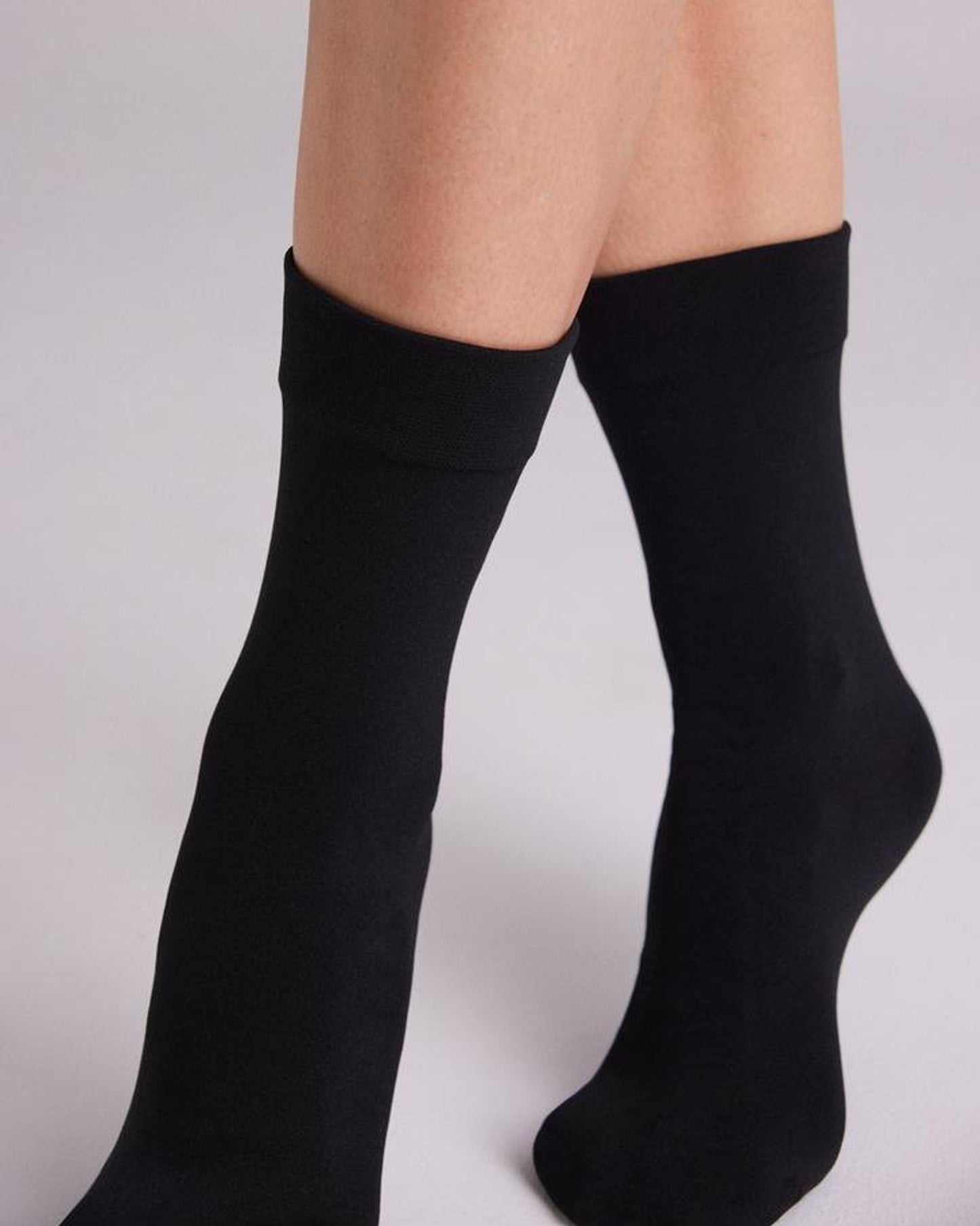 Ysabel Mora - 18841 Thermal Ankle socks. Black fleece lined socks perfect for the cold Winter weather. Close up of cuff.