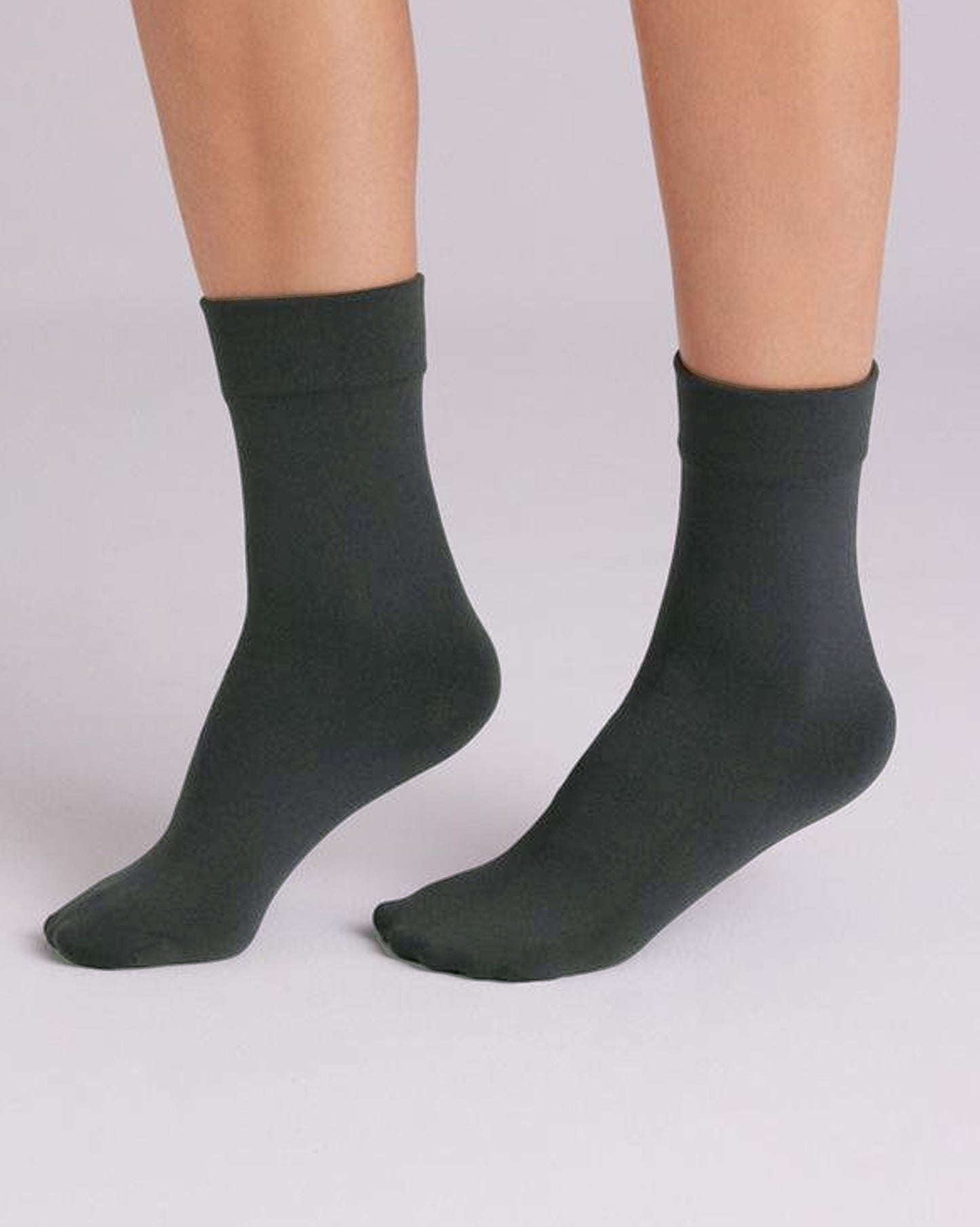 Ysabel Mora - 18841 Thermal Ankle socks. Grey fleece lined socks perfect for the cold Winter weather. Side view.