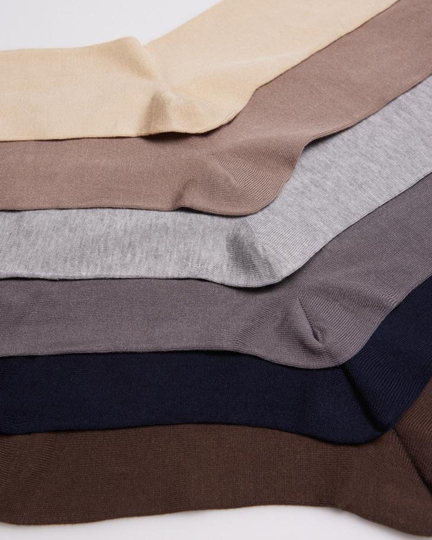 Ysabel Mora Bambu Sin Puno - layers of socks in beige, light bron, light grey, taupe grey, navy and brown