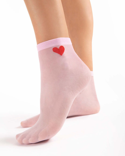 Fiore Cupido 20 Den - Plain sheer light pink fashion ankle socks with a small red woven heart motif on the outside ankle. Side view.