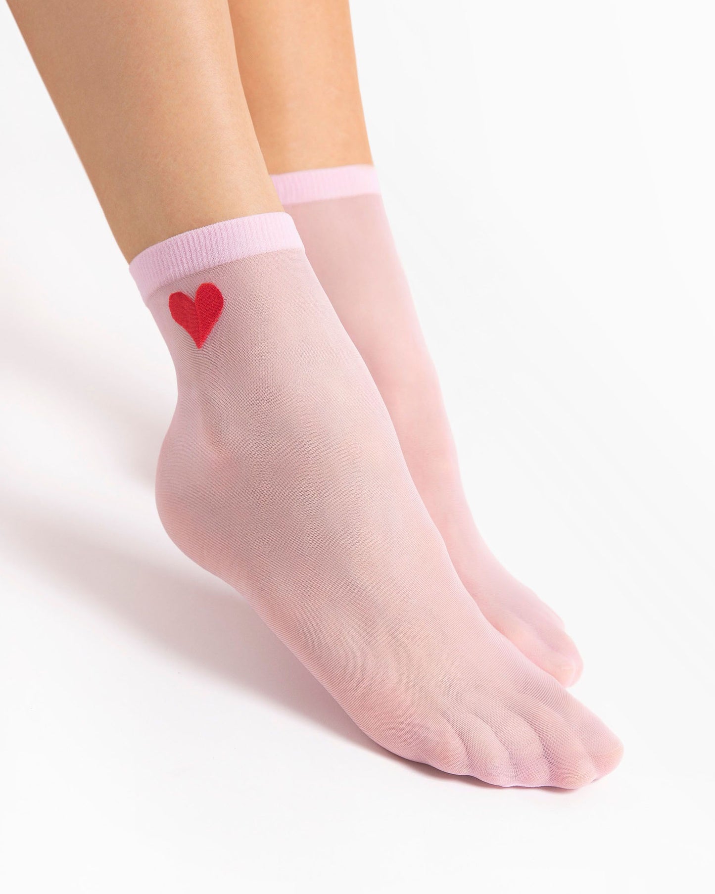 Fiore Cupido 20 Den - Plain sheer light pastel pink fashion ankle socks with a small red woven heart motif on the outside ankle.