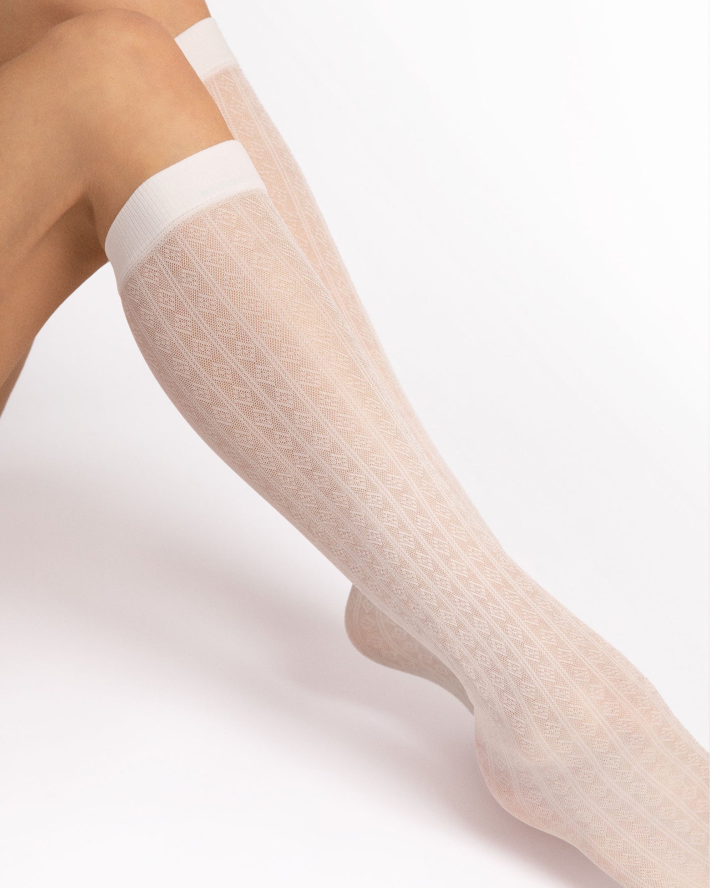 Fiore Diamond Crush 30 Den - Off white semi-sheer micro mesh fashion knee-high socks with a vertical stripe and linear diamond style pattern and plain elasticated cuff.