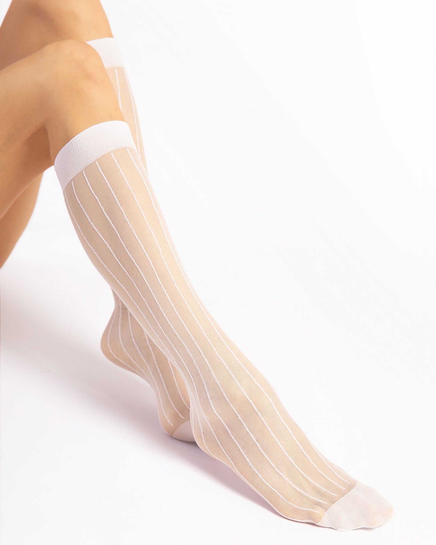 Fiore Linea 15 Den - Sheer white fashion knee-high socks with a thin vertical pinstripe pattern, plain elasticated cuff and sheer reinforced toe.
