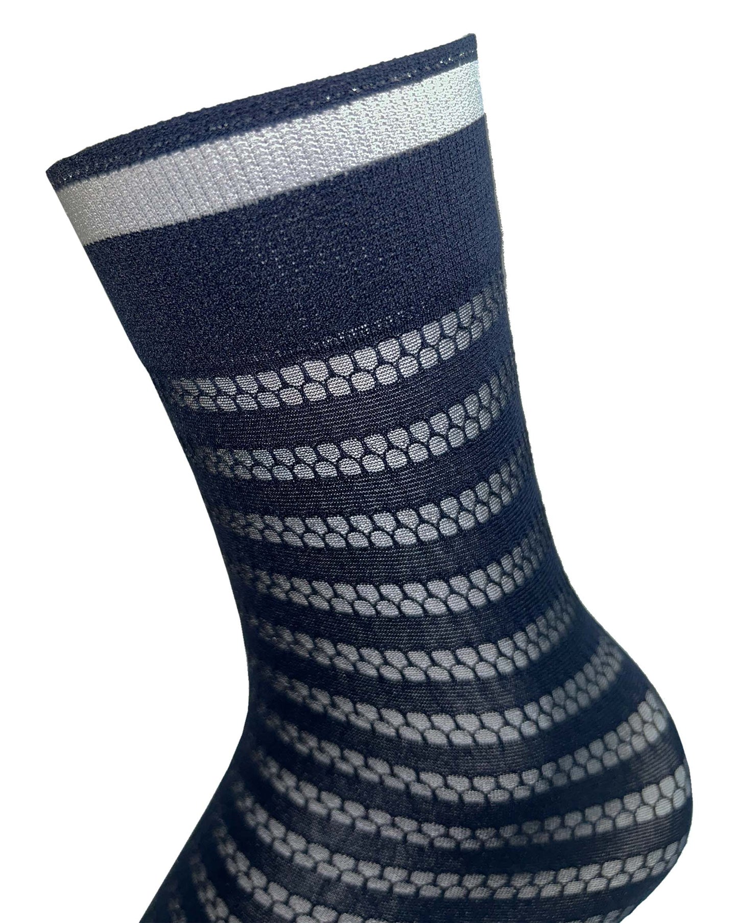Omsa Collection Calzino - Close up of navy fashion ankle socks with a horizontal opaque and honeycomb pattern stripe, deep elasticated comfort cuff with a light grey stripe and thin stripe of silver lurex.
