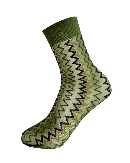 Omsa Fatal Calzino - Sheer olive green fashion ankle socks with a zig-zag pattern in brown, khaki green, white and mustard yellow and deep comfort cuff.