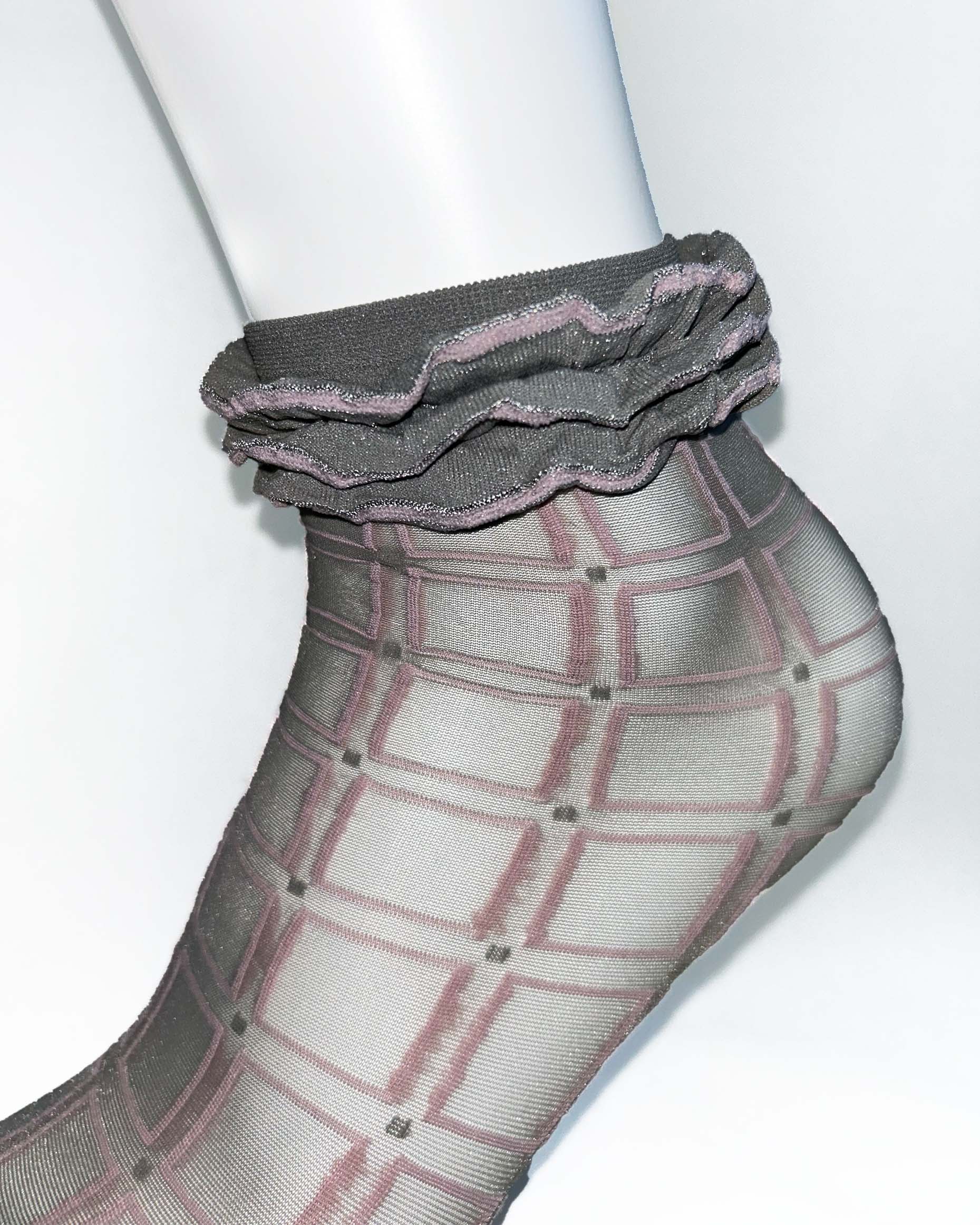 Omsa Masquenada Calzino - Sheer light grey fashion ankle sock with a pale pink square grid pattern and frilly cuff.