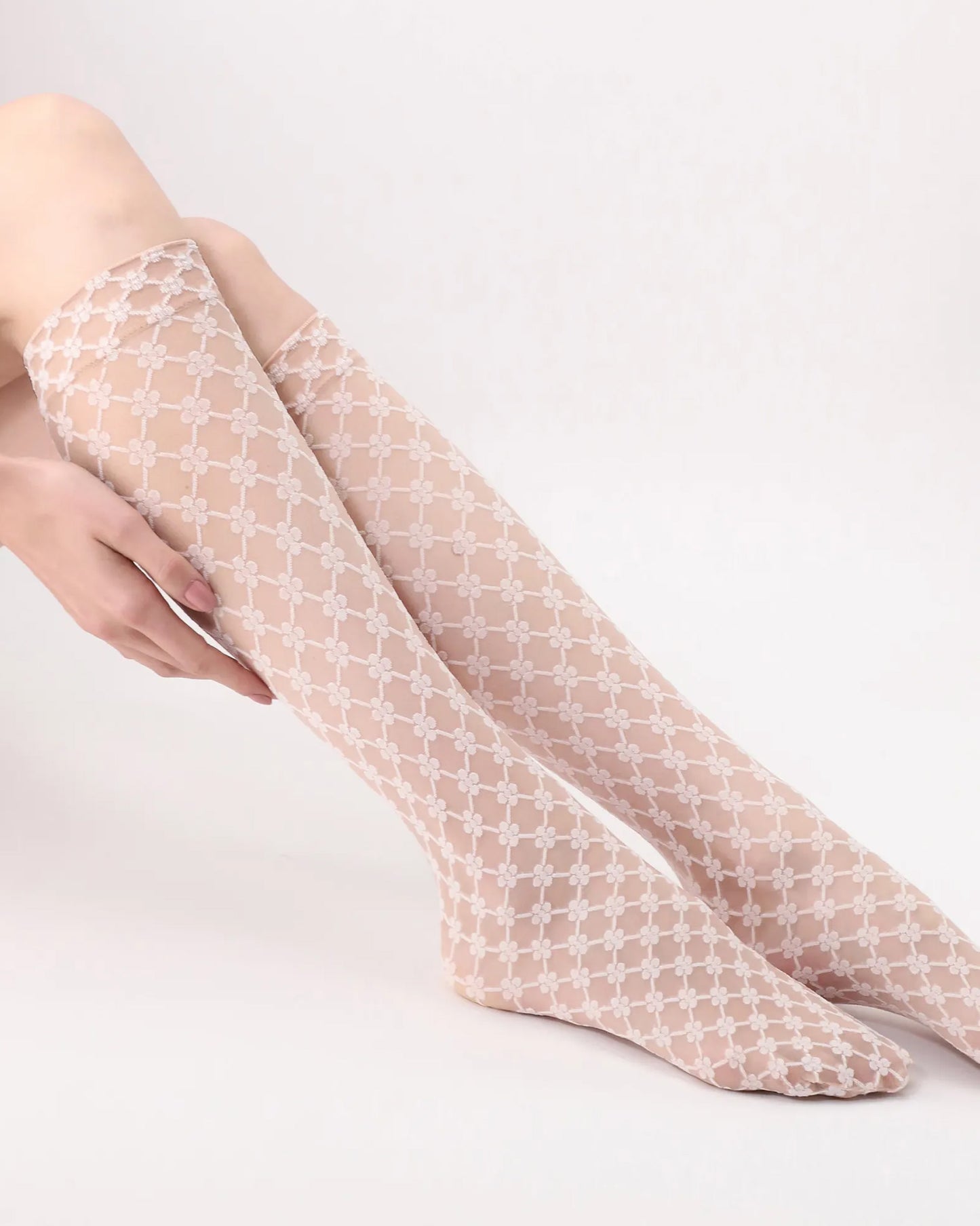 Oroblù Stylish Motif Gambaletto - Sheer light natural nude fashion knee-high socks with a woven white flower and diamond pattern and invisible elasticated comfort cuff.