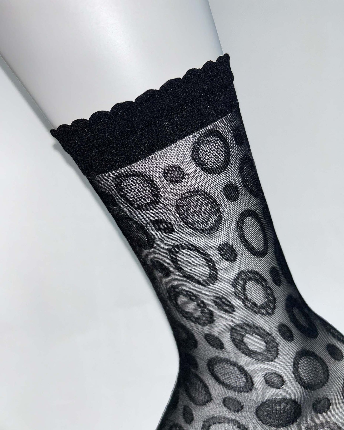 Omsa Optical Calzino - Sheer black fashion tube ankle socks with an all over circular spots and dots pattern, scalloped edge cuff and sheer toe.