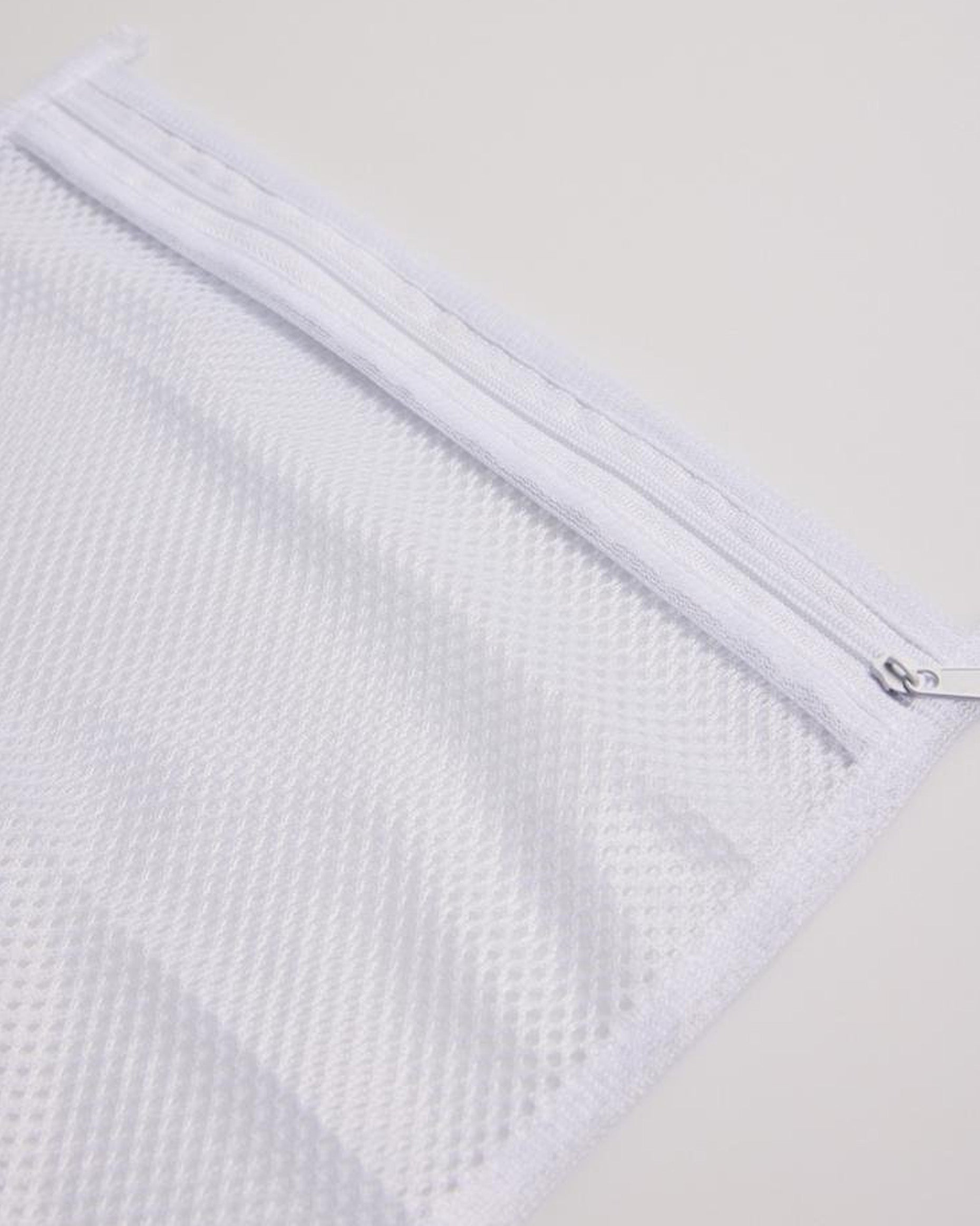 Ysabel Mora 10104 Wash Bag - white mesh laundry bag for washing machine, zip detail.
