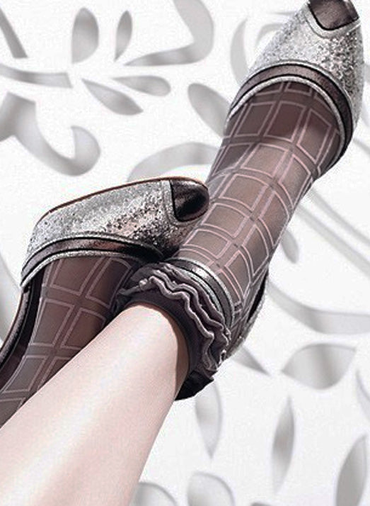 Omsa Masquenada Calzino - Sheer light grey fashion ankle sock with a pale pink square grid pattern and frilly cuff. Worn with sparkly silver peep-toe shoes.