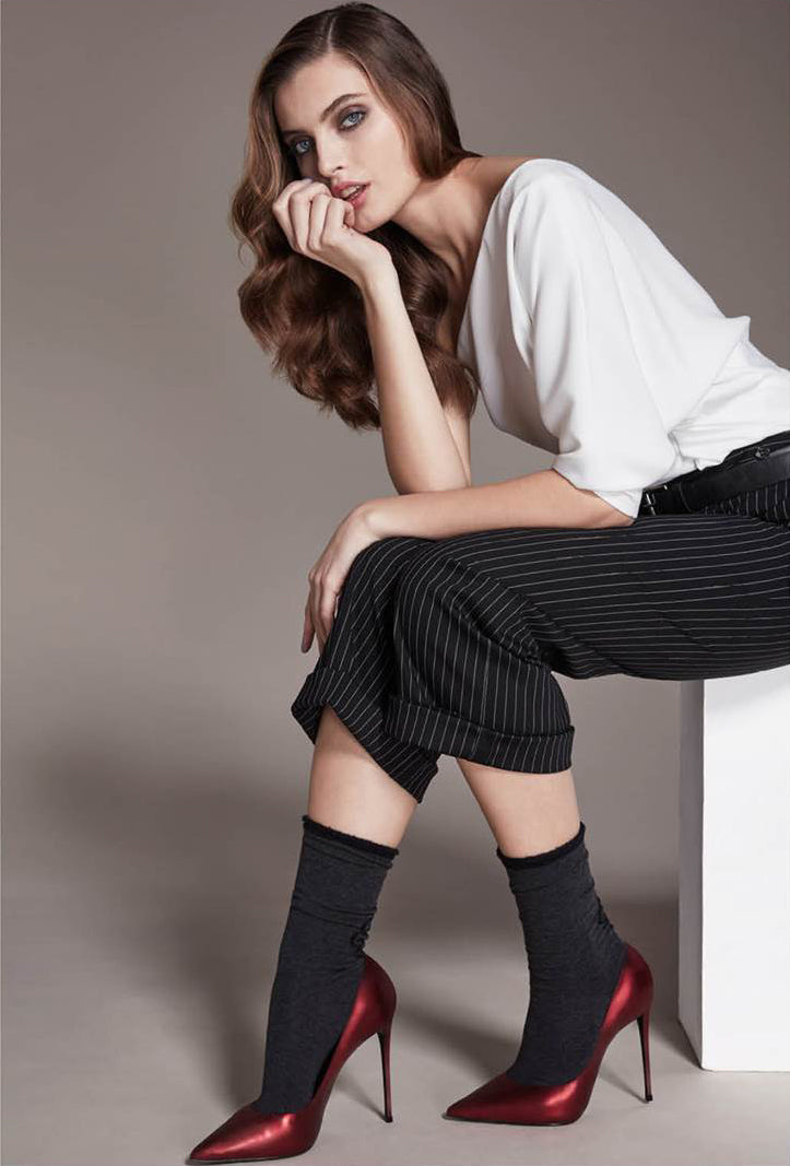 Omsa Quick Calzino - Dark grey cotton fashion socks with a black fluffy seam detail on the back and fluffy no cuff trim.