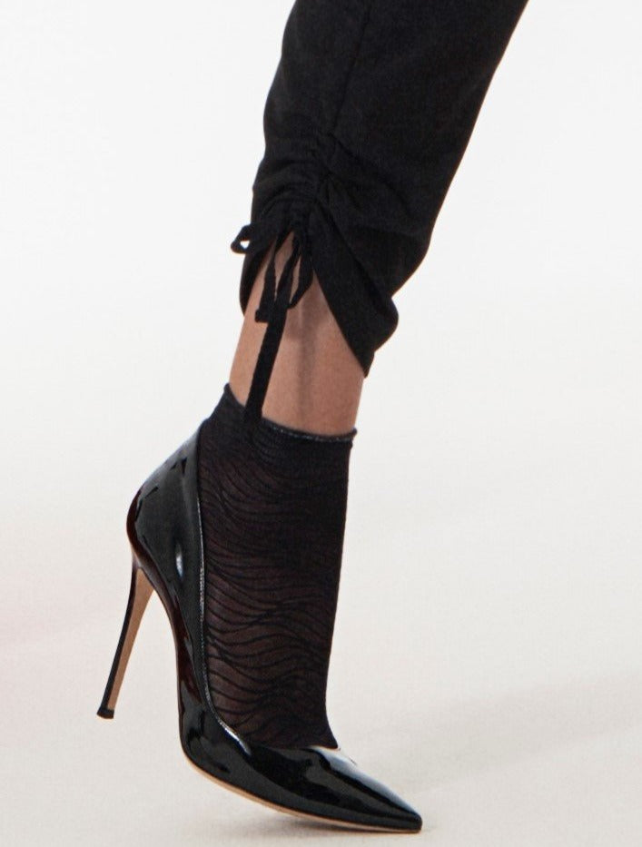 Omsa 3567 Onde Calzino - Sheer micro mesh ankle socks with a wavy woven pattern and silver metallic edge roll cuff. Available in black and nude