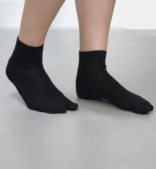 Bonnie Doon BN062061 Big Toe Sock - black cotton ankle socks with individual toe, available in men and women