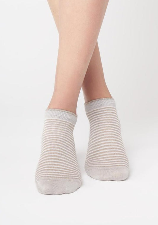 SiSi Righe MiniCalzino - Light grey low ankle cotton mix fashion socks with a stripe pattern in black with gold lurex, shaped heel and flat toe seam.