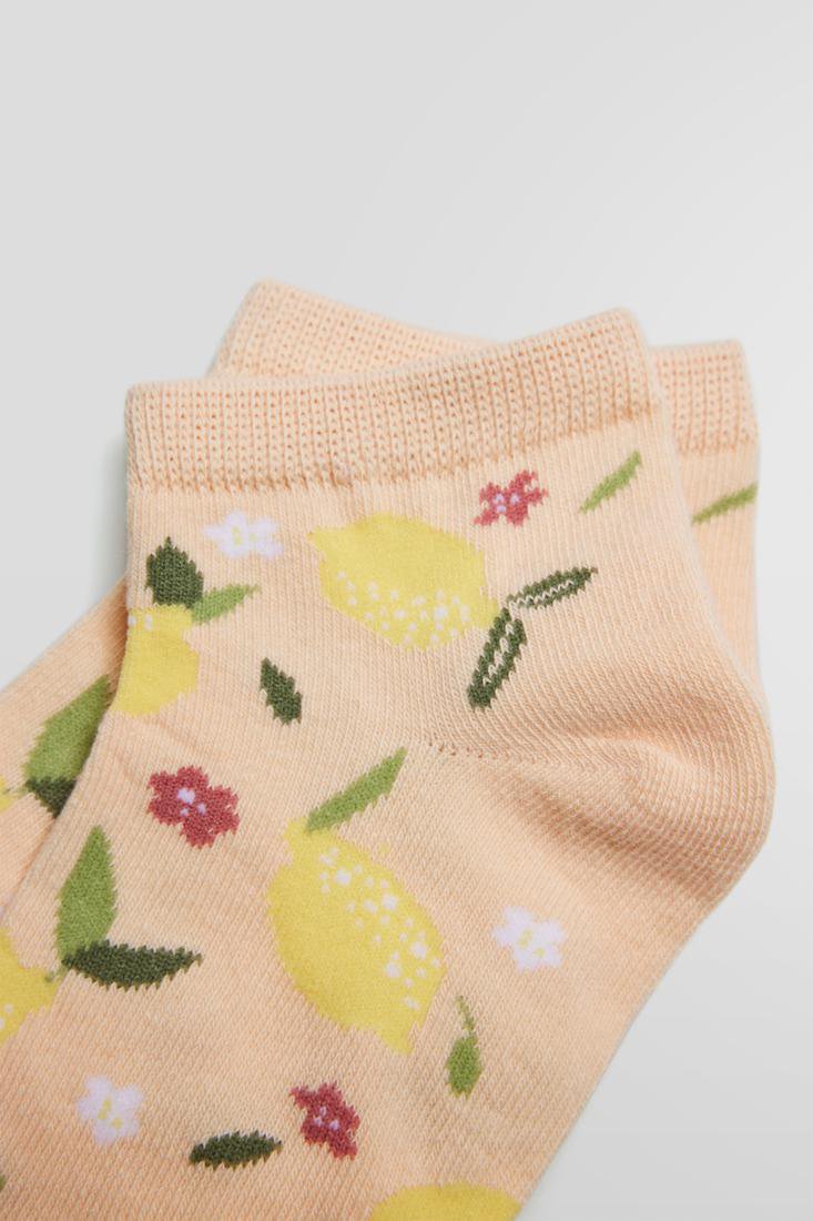 Ysabel Mora 12862 Flowers & Lemons Socks 2 Pack -Two pack of low quarter high ankle socks, one pair has a small floral and leaf pattern and the other has lemons, leaves and flowers pattern.