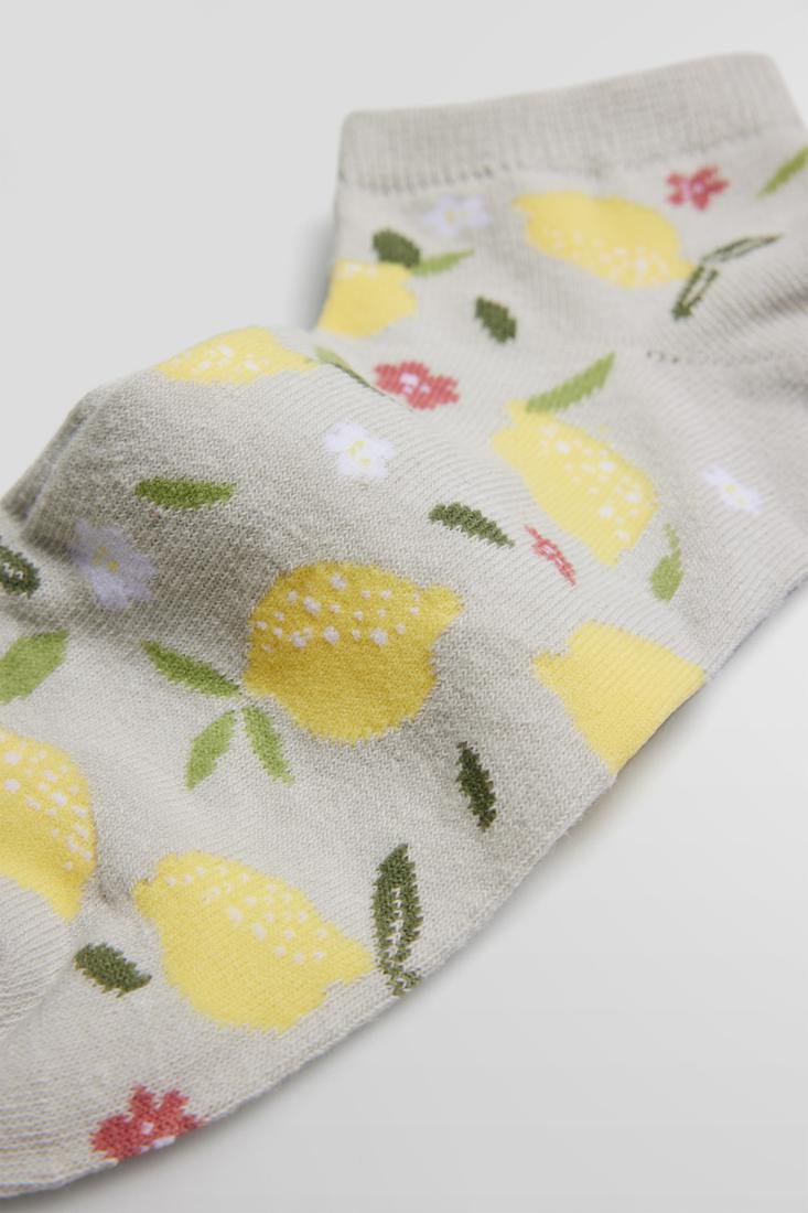 Ysabel Mora 12862 Flowers & Lemons Socks 2 Pack -Two pack of low quarter high ankle socks, one pair has a small floral and leaf pattern and the other has lemons, leaves and flowers pattern.
