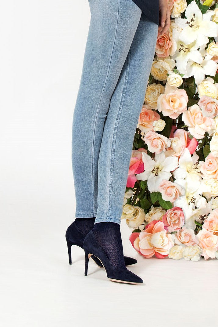 Omsa 3588 Tips Calzino - Light cotton ankle socks with a sheer diamond crochet style pattern. Available in black and navy.