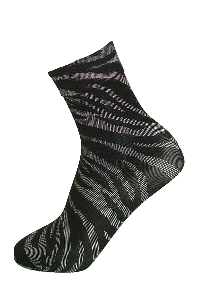 Omsa Gently Calzino - Soft matte opaque black fashion ankle socks with a woven grey zebra print style pattern.