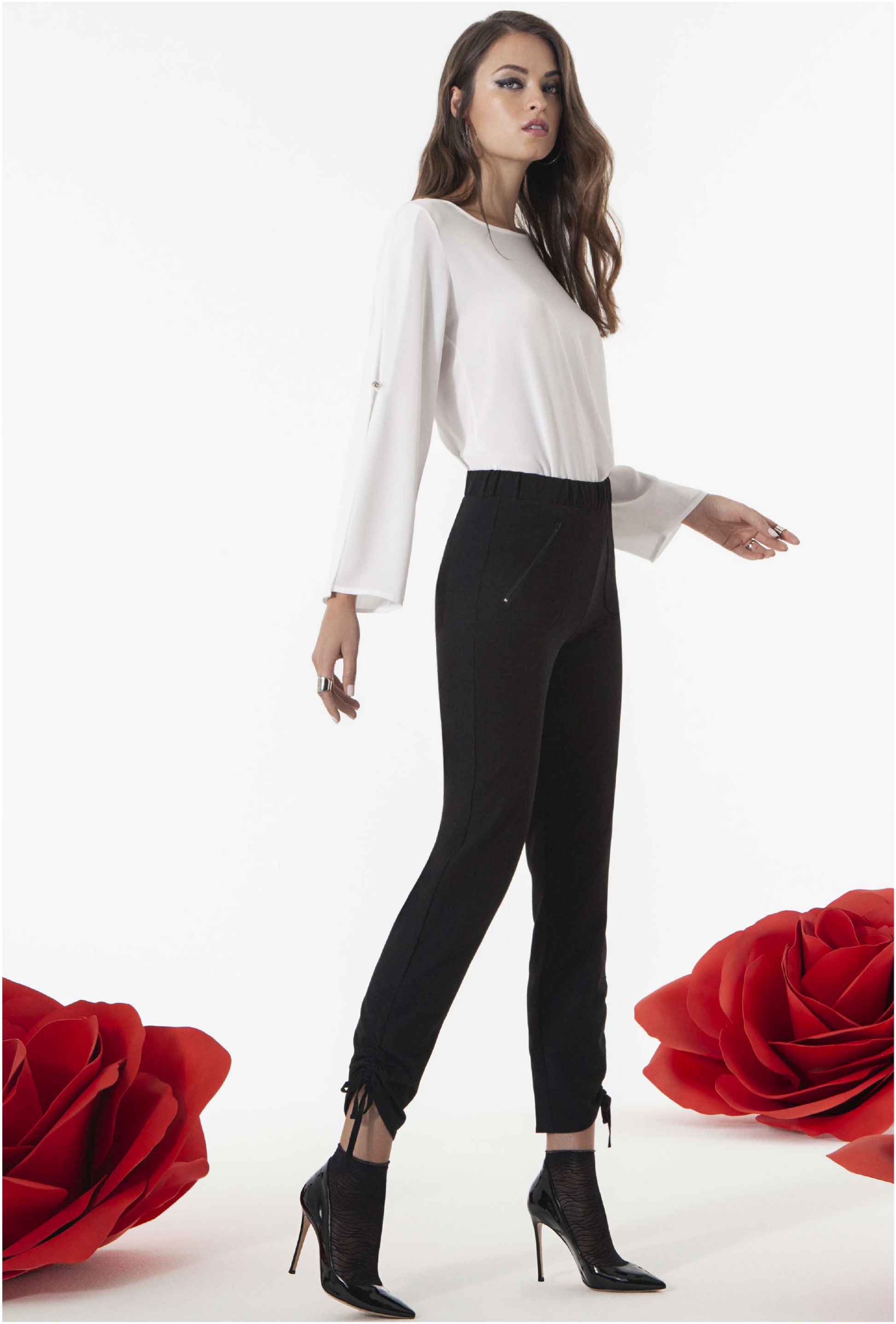 Omsa 3567 Onde Calzino - Sheer micro mesh ankle socks with a wavy woven pattern and silver metallic edge roll cuff. Available in black and nude