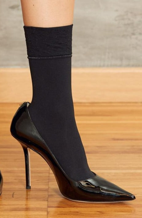 SiSi Fusion Calzino - Soft matte opaque ankle socks with a deep comfort cuff with a woven black lam̩ leopard print pattern and silver stripe.