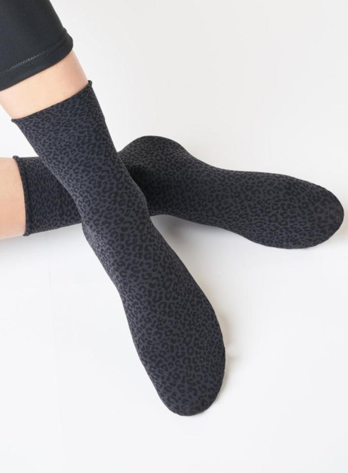 SiSi Maculato Calzino - Opaque fashion ankle socks with a black woven small leopard print style pattern and deep invisible comfort cuff.