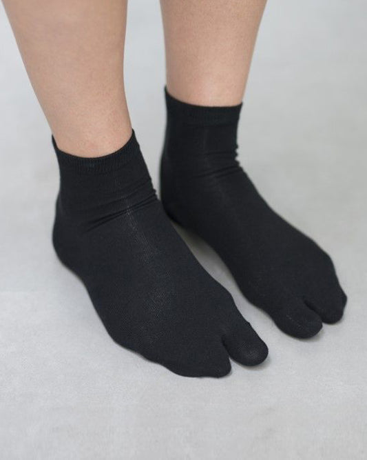 Bonnie Doon BN062061 Big Toe Sock - black cotton ankle socks with individual toe, available in men and women. Perfect for wearing with thong flip-flop sandals and tabi shoes