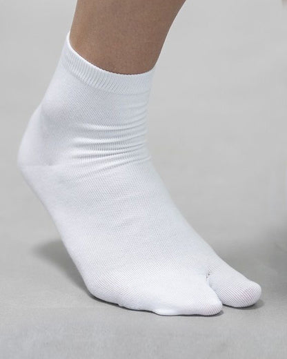 Bonnie Doon BN062061 Big Toe Sock - white cotton ankle socks with individual toe, available in men and women. Perfect for tabi shoes.