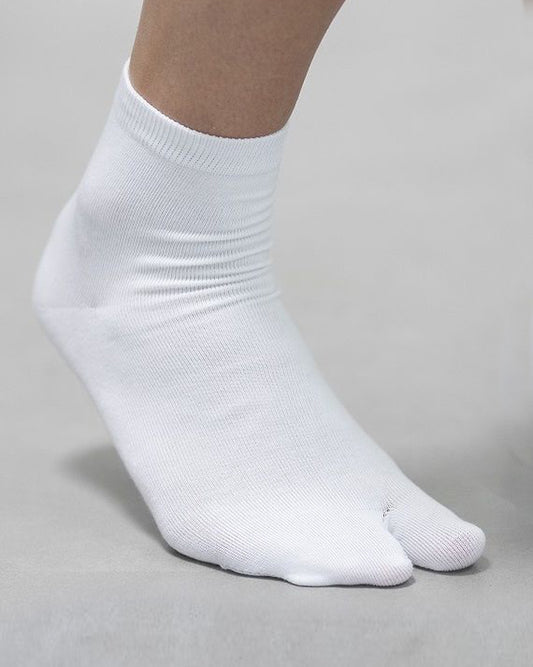 Bonnie Doon BN062061 Big Toe Sock - white cotton ankle socks with individual toe, available in men and women. Perfect for tabi shoes.