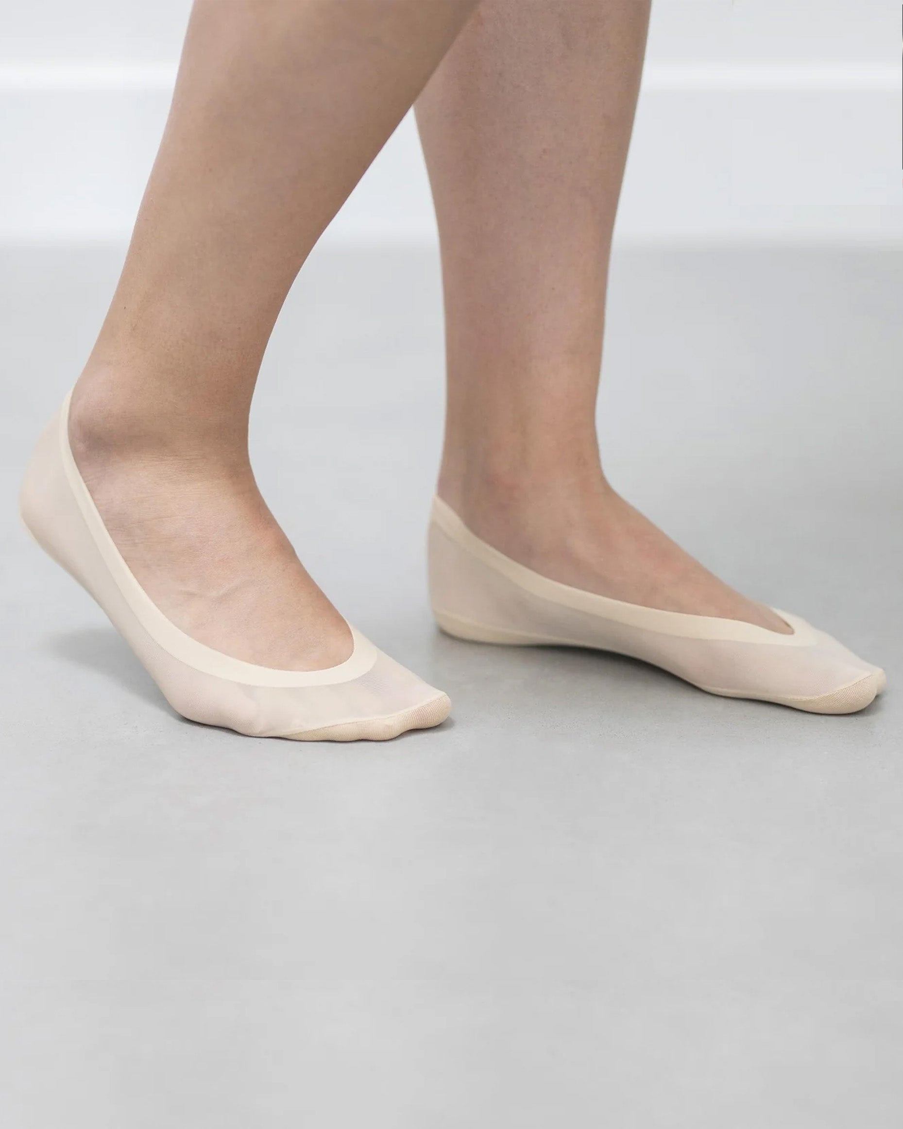 Bonnie Doon Sheer Liner - extra low-cut invisible socks / footies made of thin transparent material is finished with an ultra-flat seam on the top.